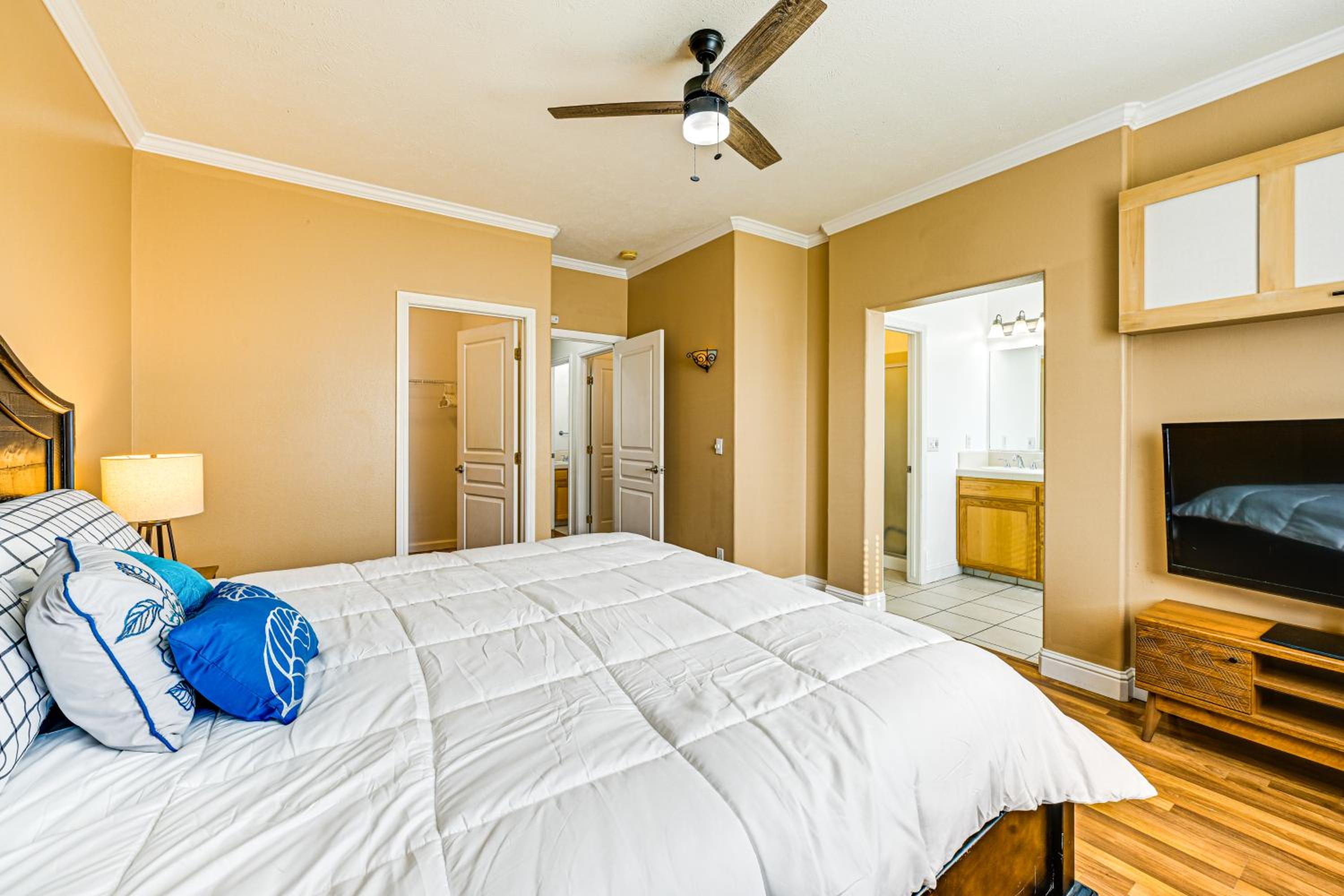 26 Mi to Fresno Pet-Friendly Home in Reedley!