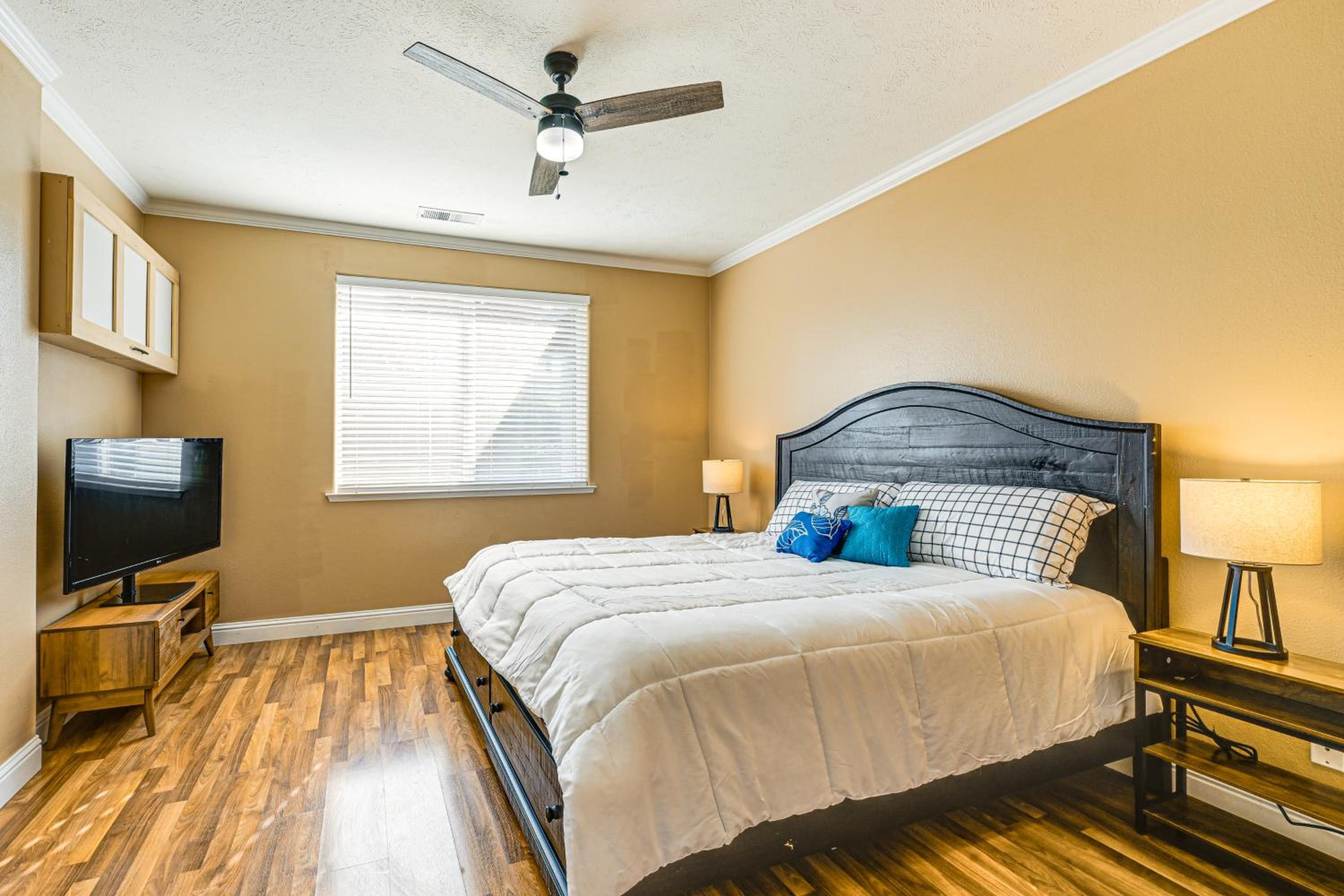26 Mi to Fresno Pet-Friendly Home in Reedley!