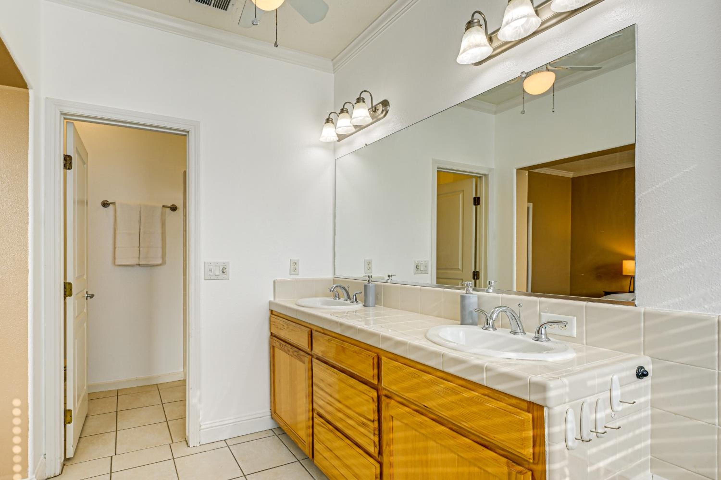 26 Mi to Fresno Pet-Friendly Home in Reedley!