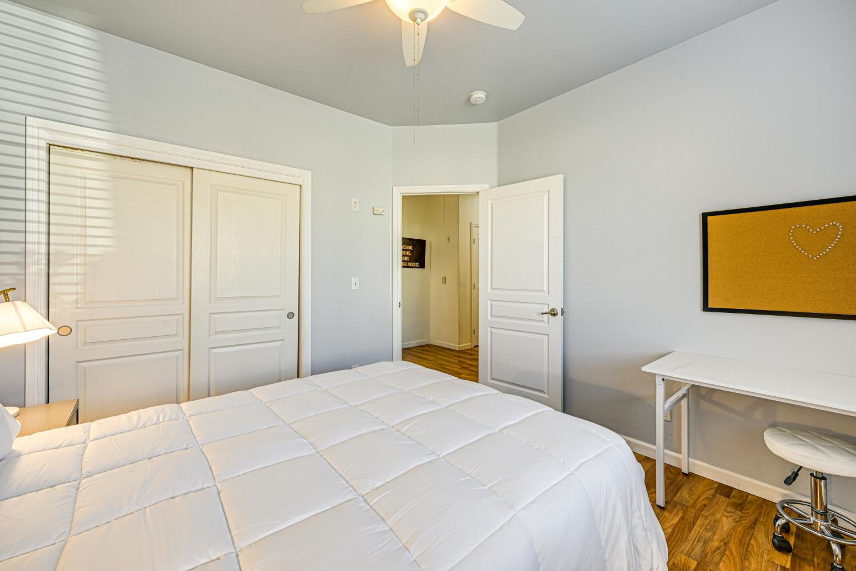 26 Mi to Fresno Pet-Friendly Home in Reedley!