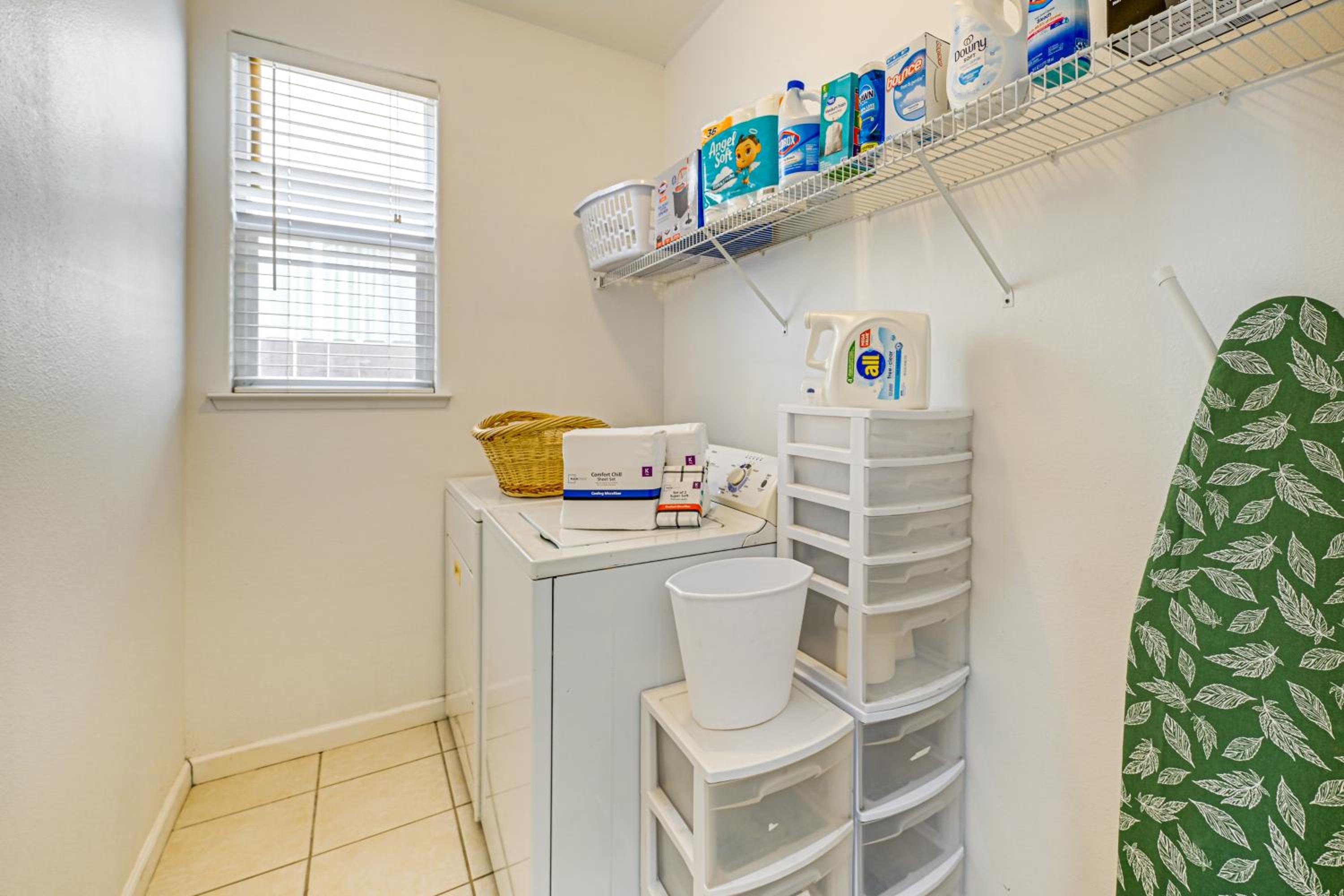 26 Mi to Fresno Pet-Friendly Home in Reedley!