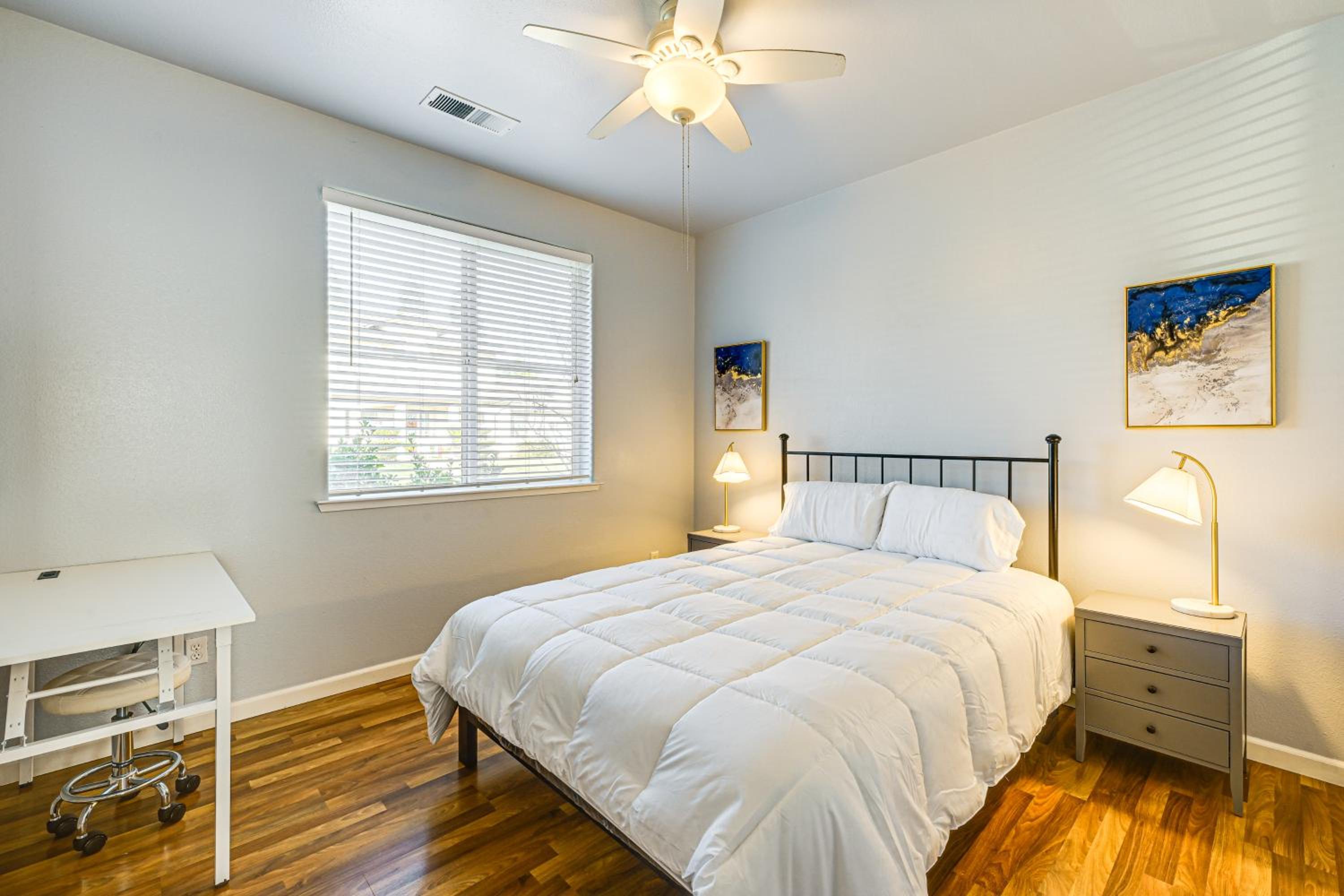26 Mi to Fresno Pet-Friendly Home in Reedley!