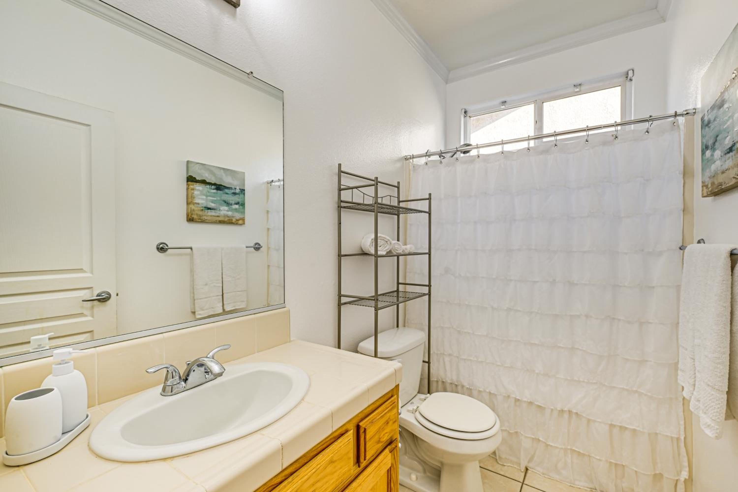 26 Mi to Fresno Pet-Friendly Home in Reedley!