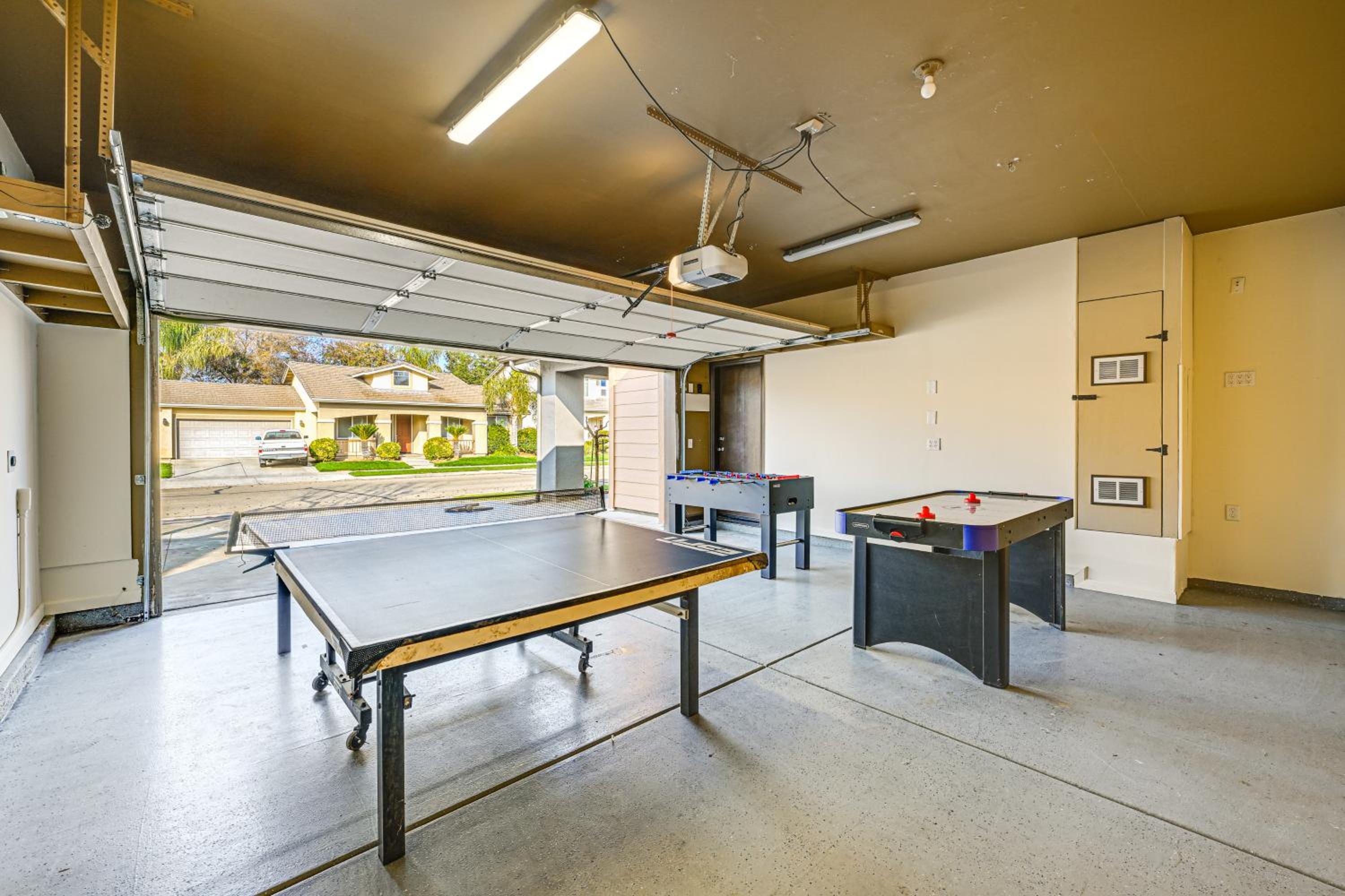 26 Mi to Fresno Pet-Friendly Home in Reedley!