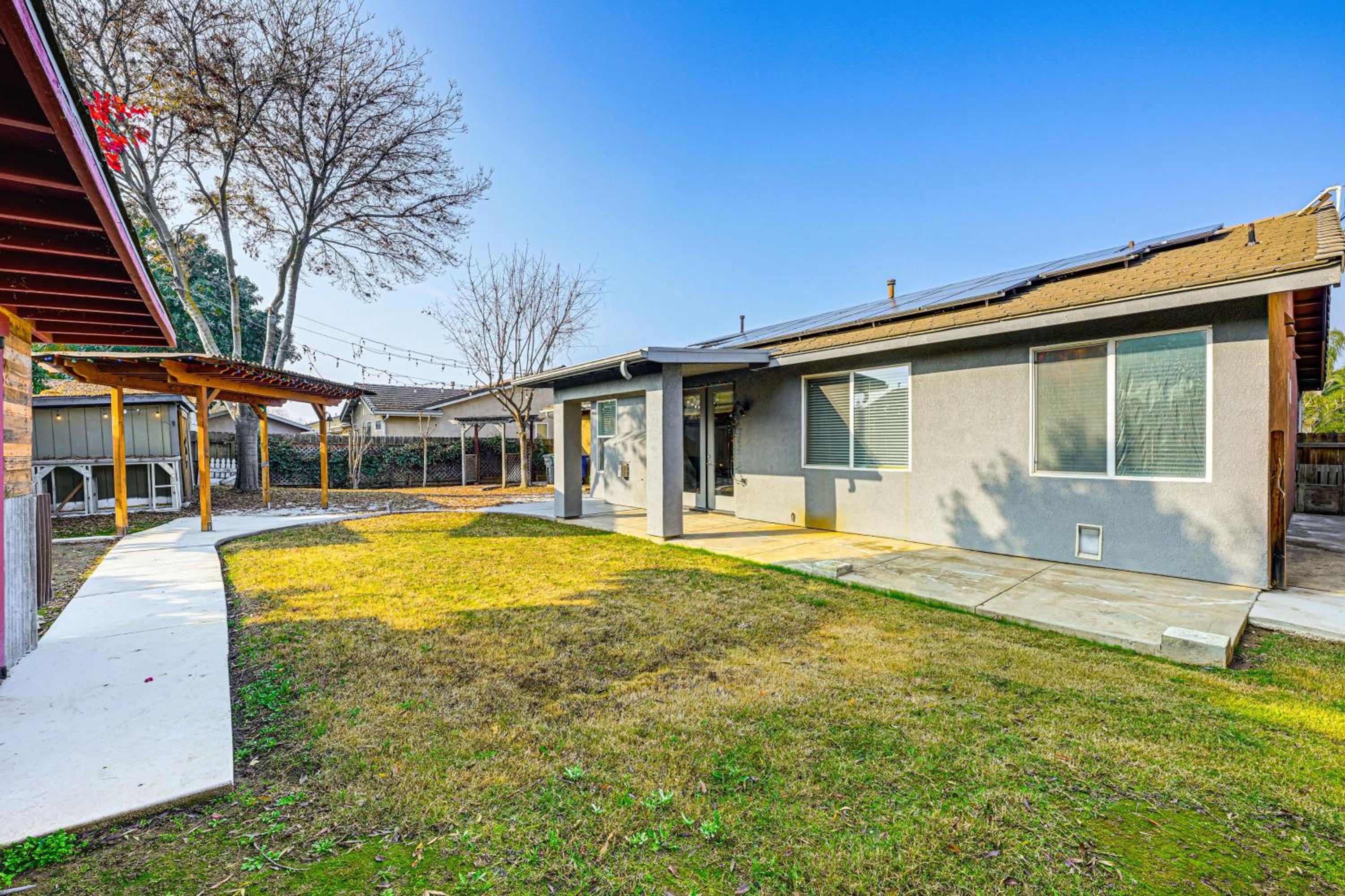 26 Mi to Fresno Pet-Friendly Home in Reedley!