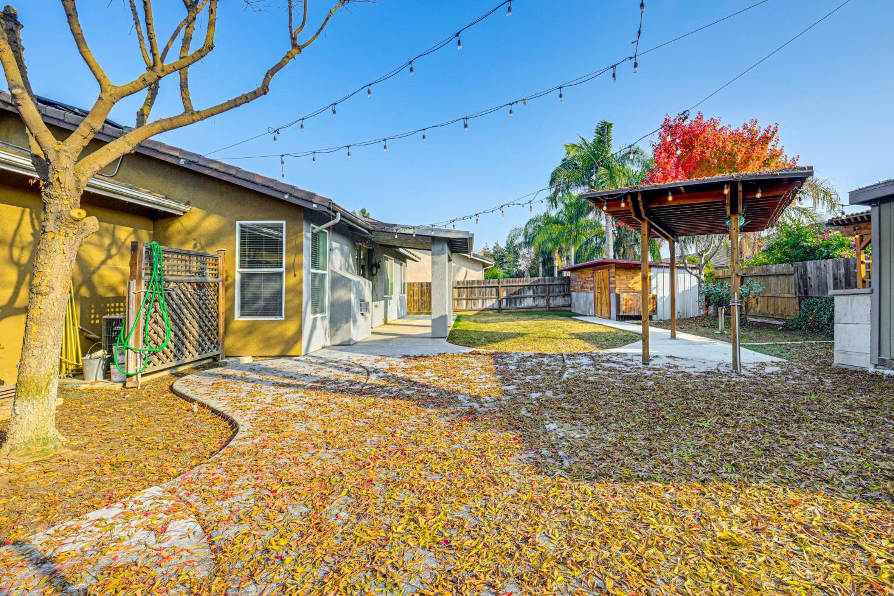 26 Mi to Fresno Pet-Friendly Home in Reedley!