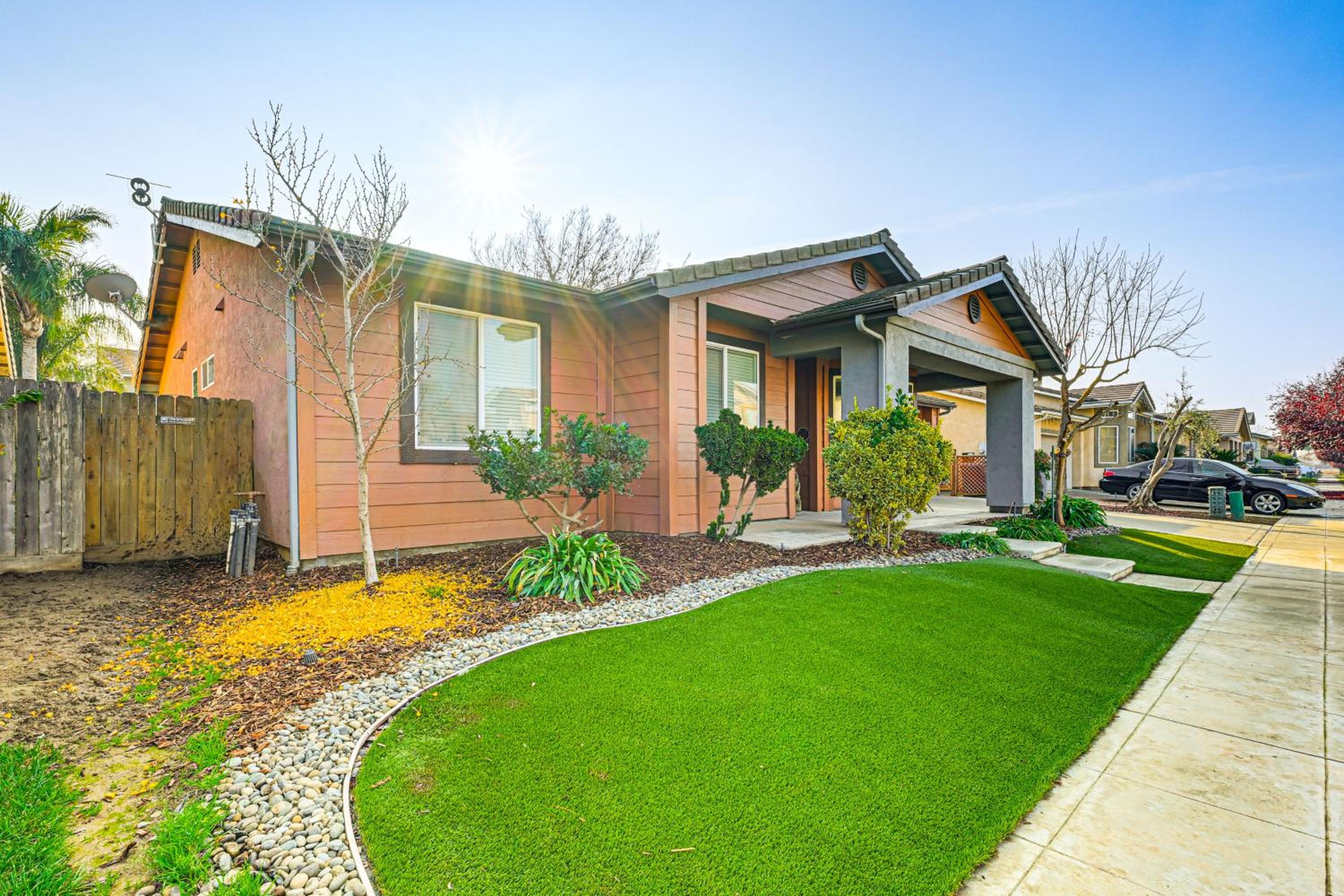 26 Mi to Fresno Pet-Friendly Home in Reedley!