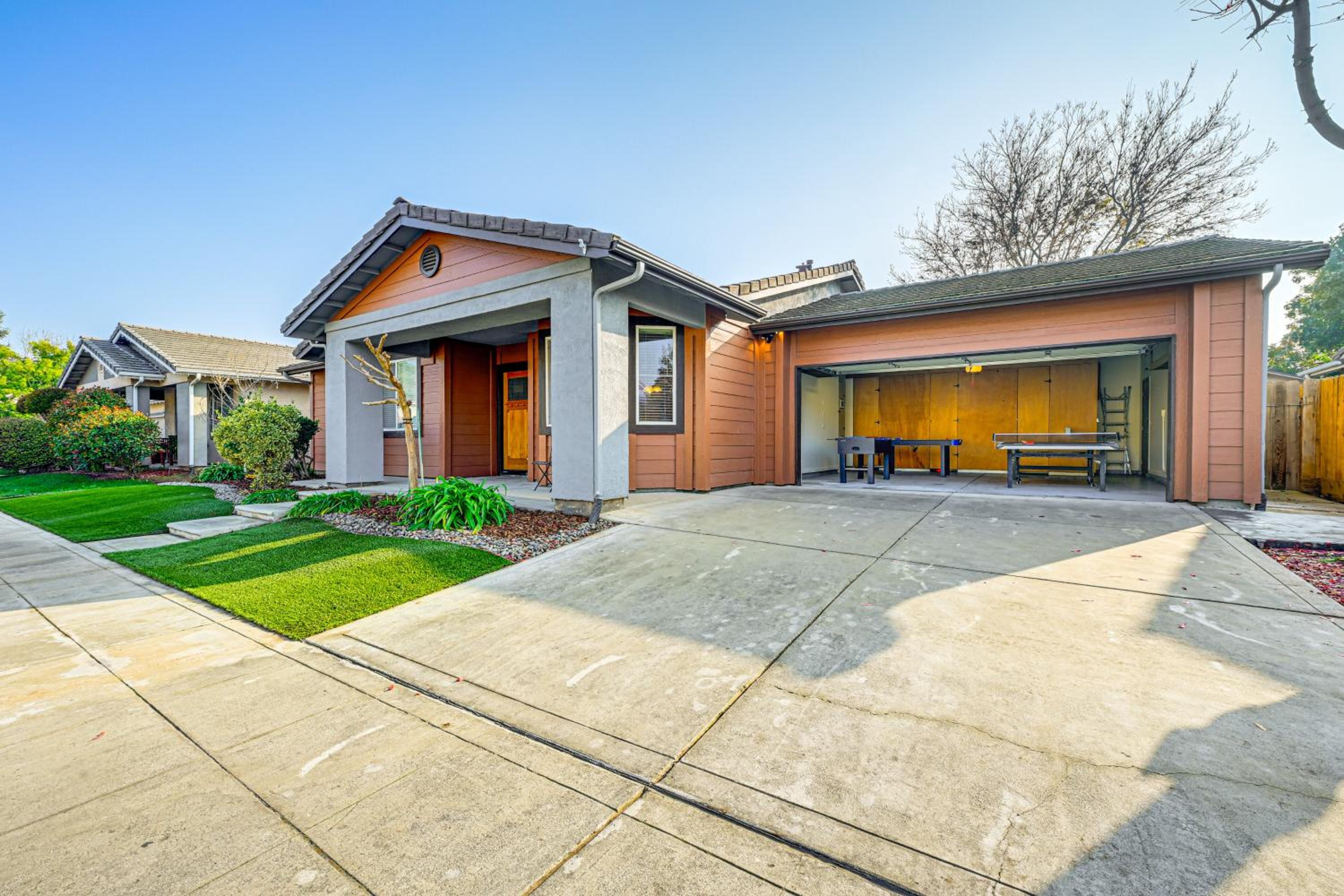 26 Mi to Fresno Pet-Friendly Home in Reedley!