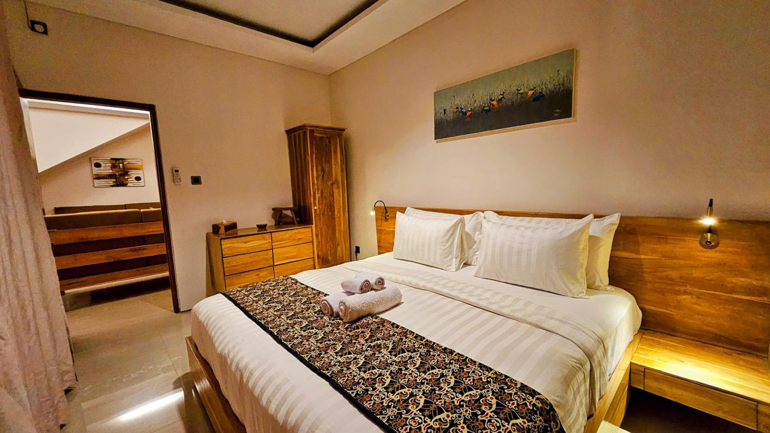 CASA DEMARA - Walking Distance to Top Dining & Nearby Beach Access