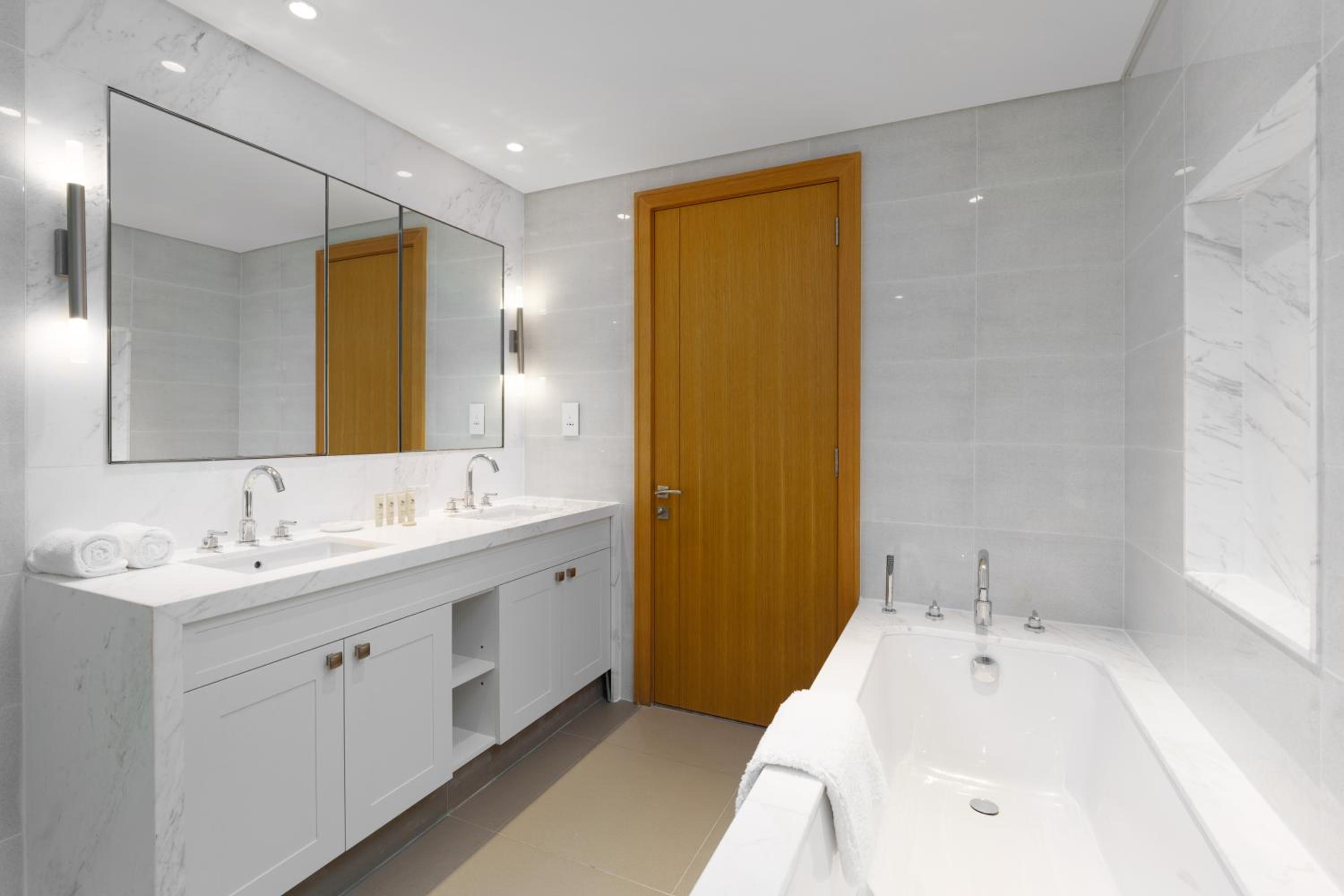 Maison Privee - Ultimate Living with Front-Row Views of Burj Khalifa & Dubai Fountains