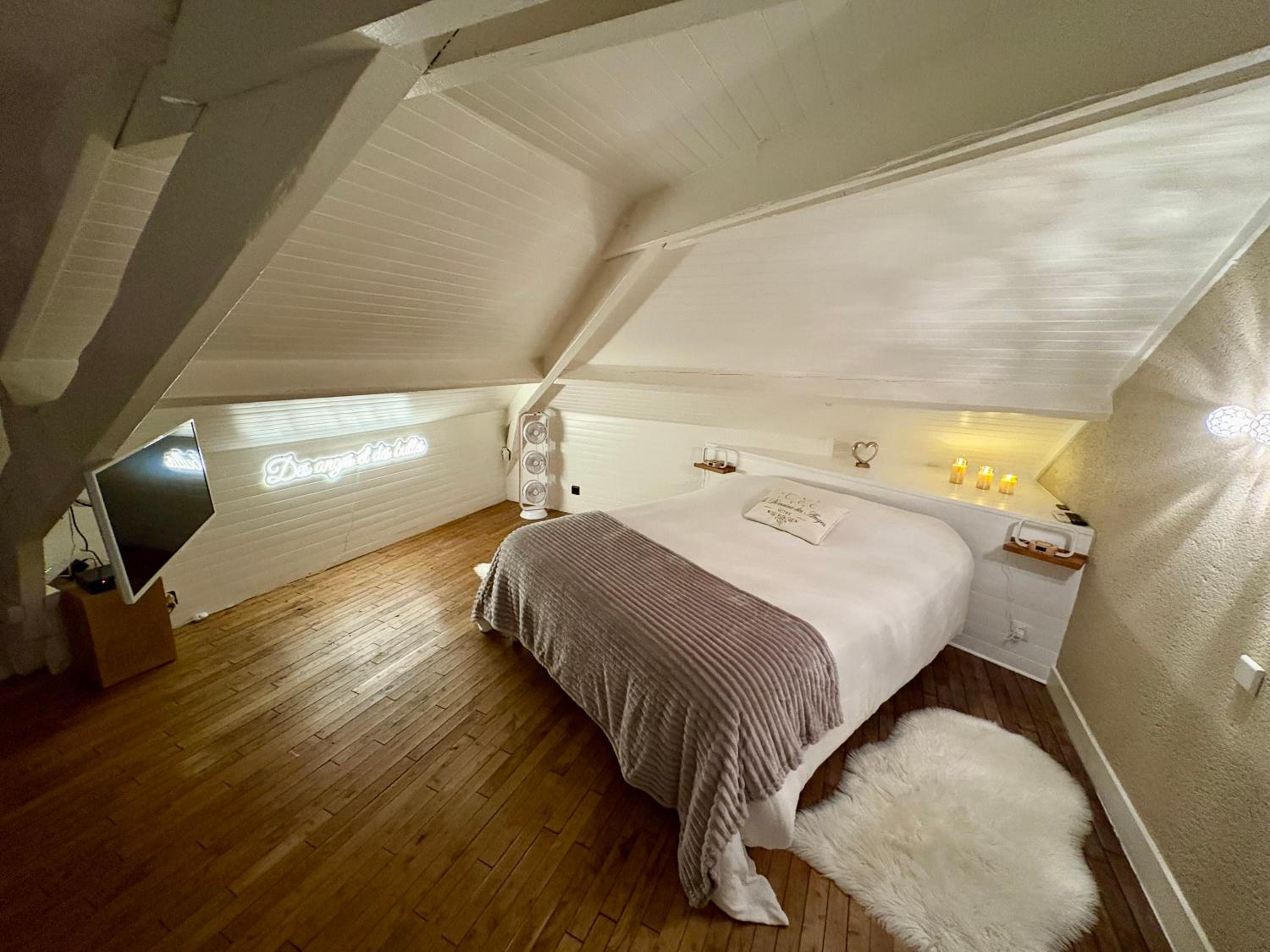 Au domaine des anges, 3 gîtes luxueux avec Jacuzzi privatif, sauna, mini-piscine, piscine extérieure chauffée en saison, photo 47