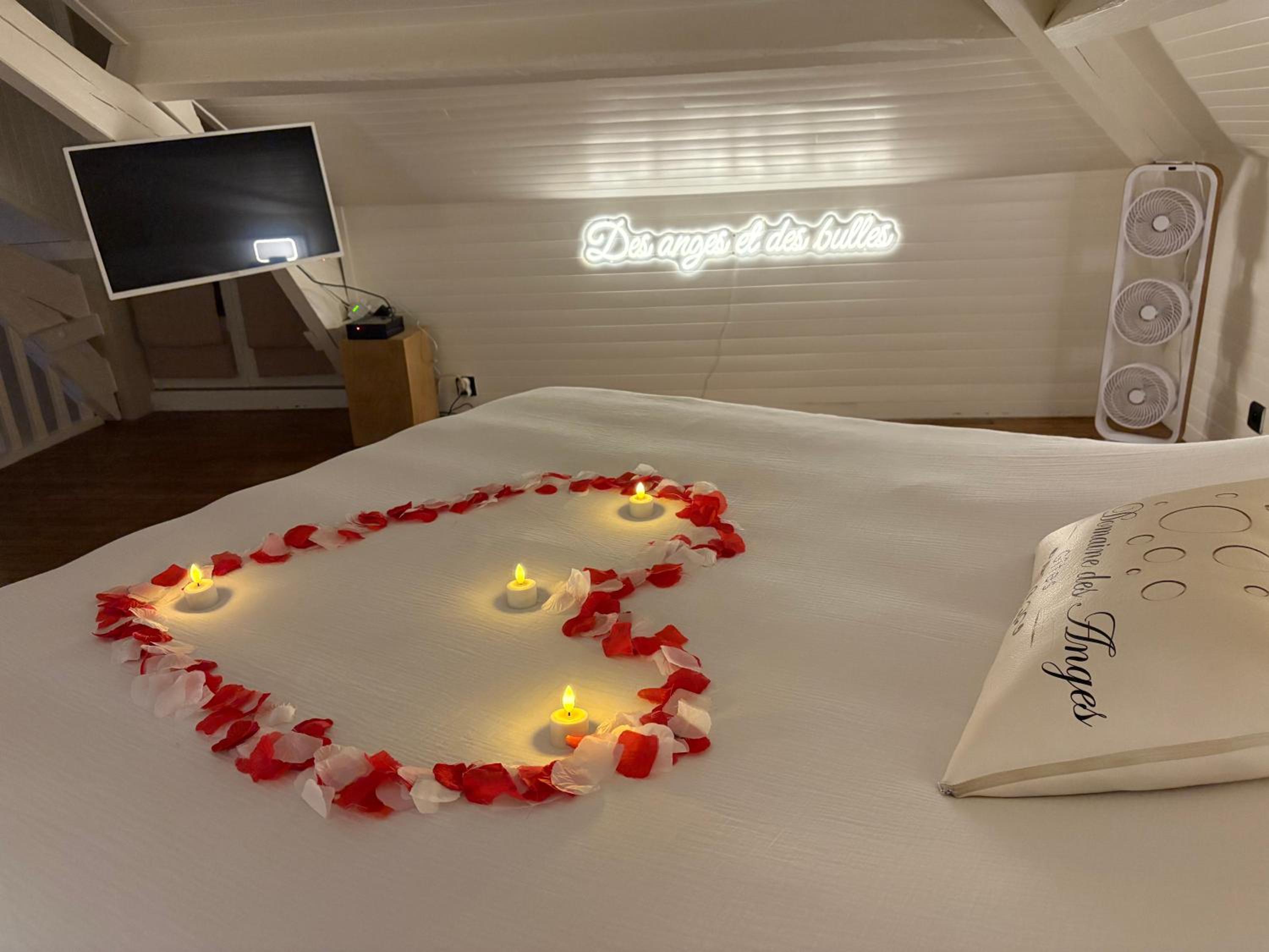 Au domaine des anges, 3 gîtes luxueux avec Jacuzzi privatif, sauna, mini-piscine, piscine extérieure chauffée en saison, photo 40