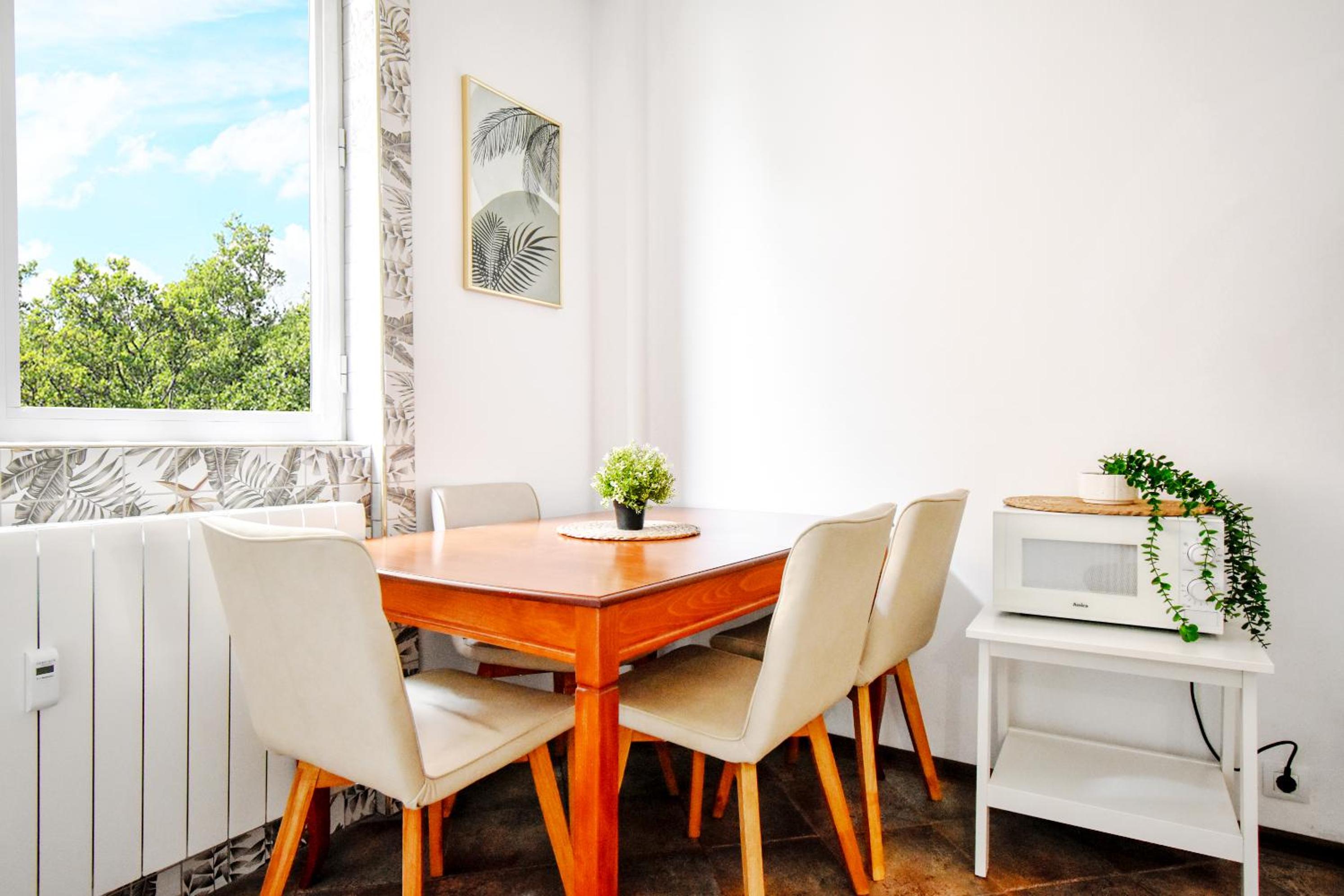 Large 2-BR Retreat, Walk to Sofias Top Spots