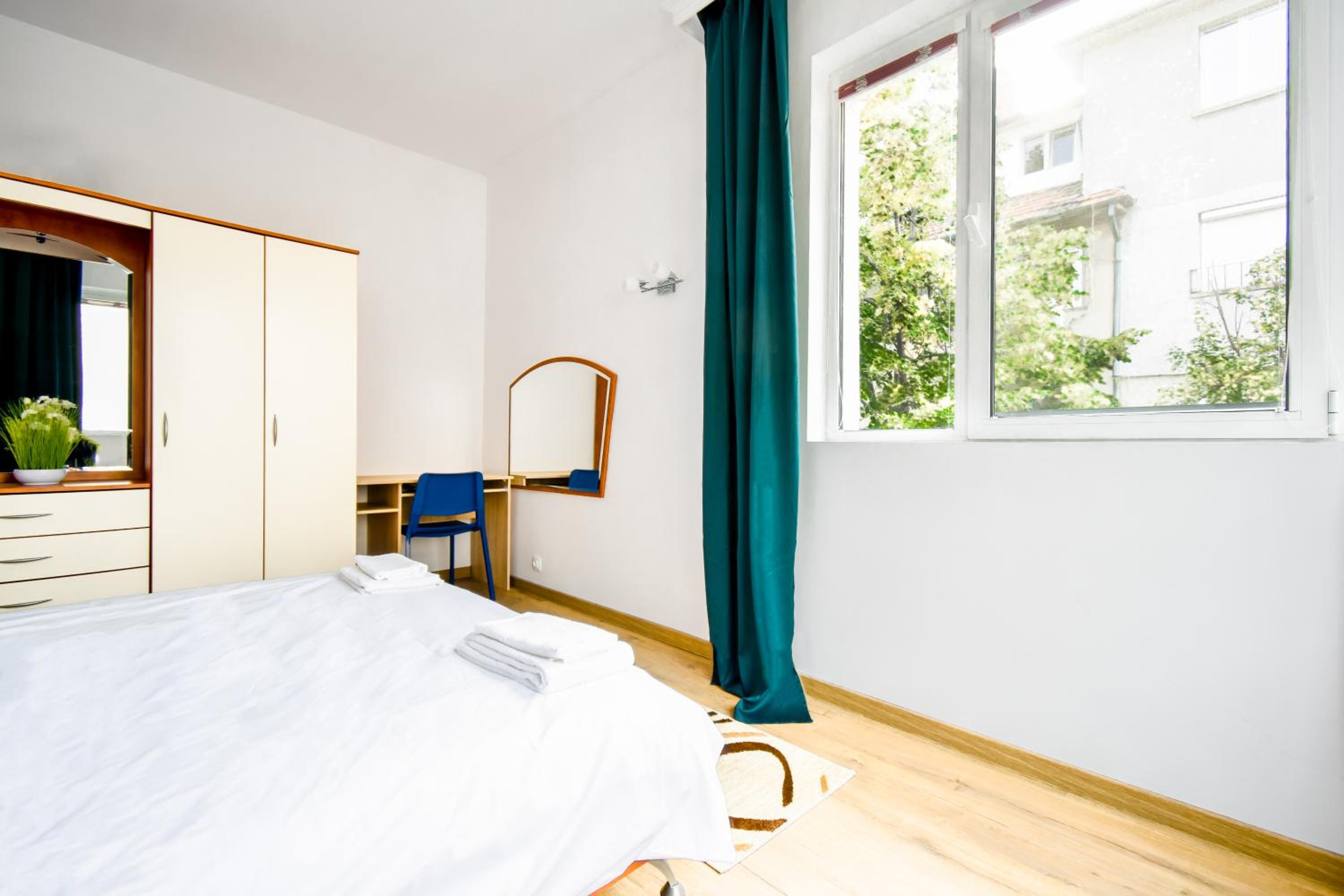 Large 2-BR Retreat, Walk to Sofias Top Spots