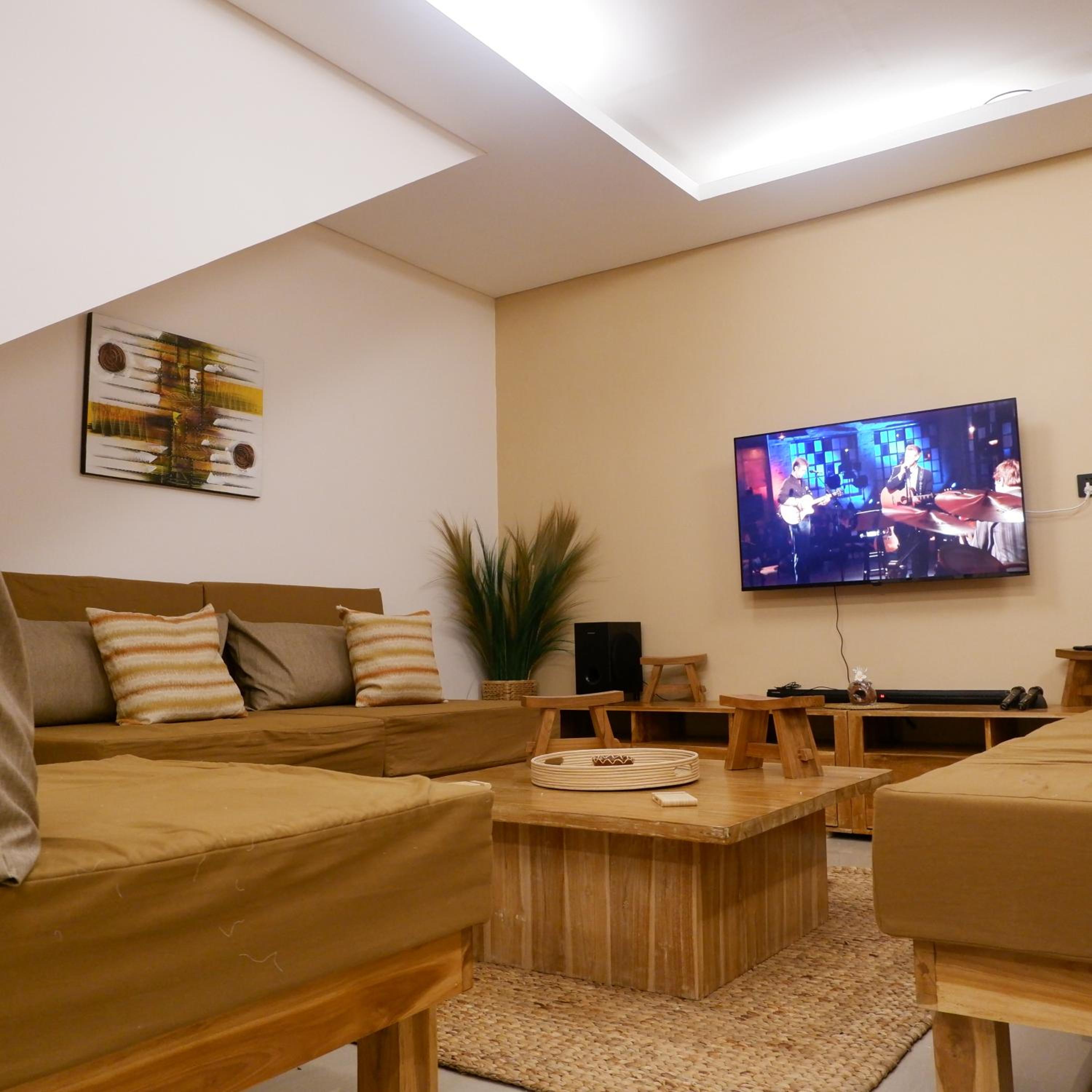 CASA DEMARA - Walking Distance to Top Dining & Nearby Beach Access