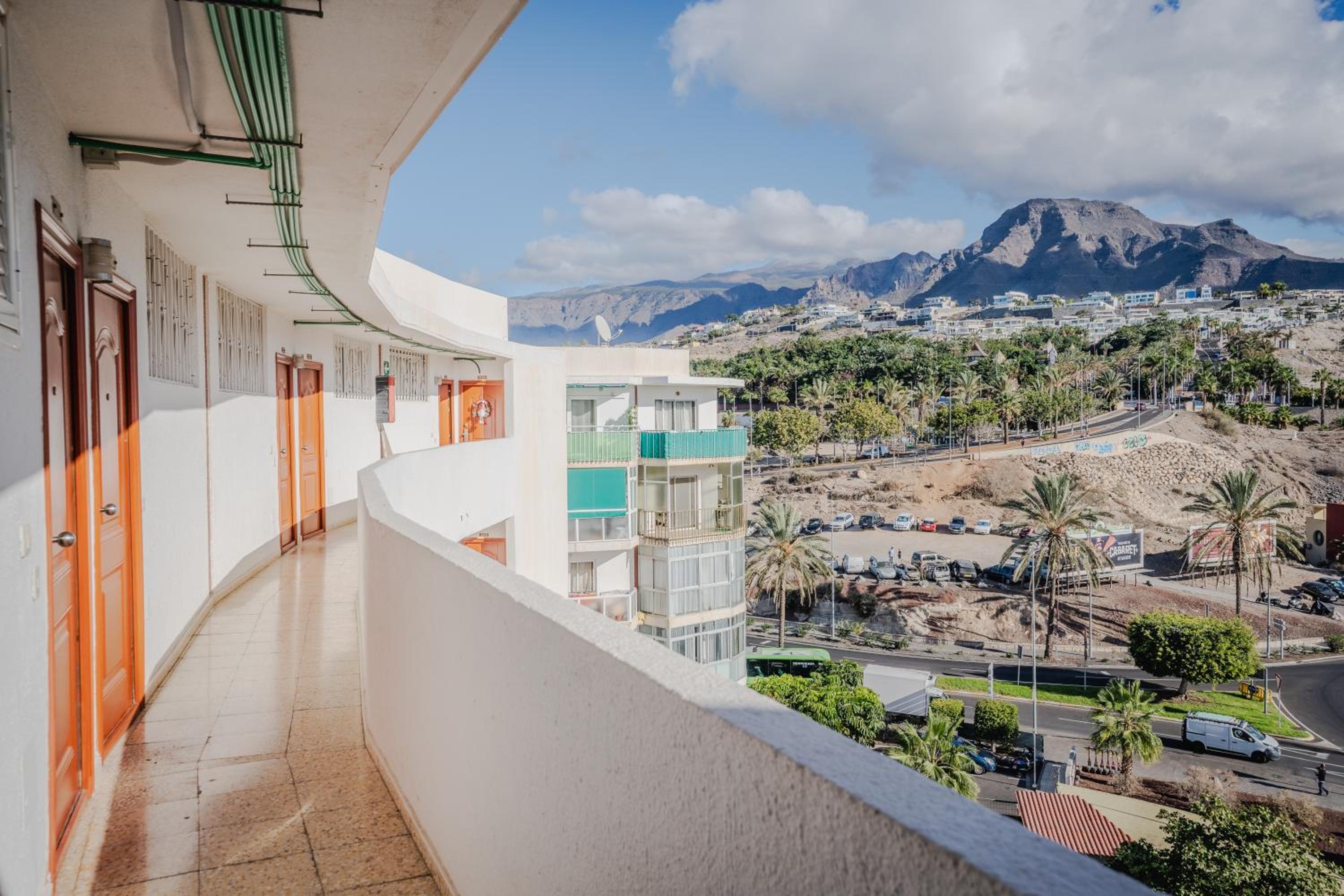 Central Las Americas apartment with ocean views
