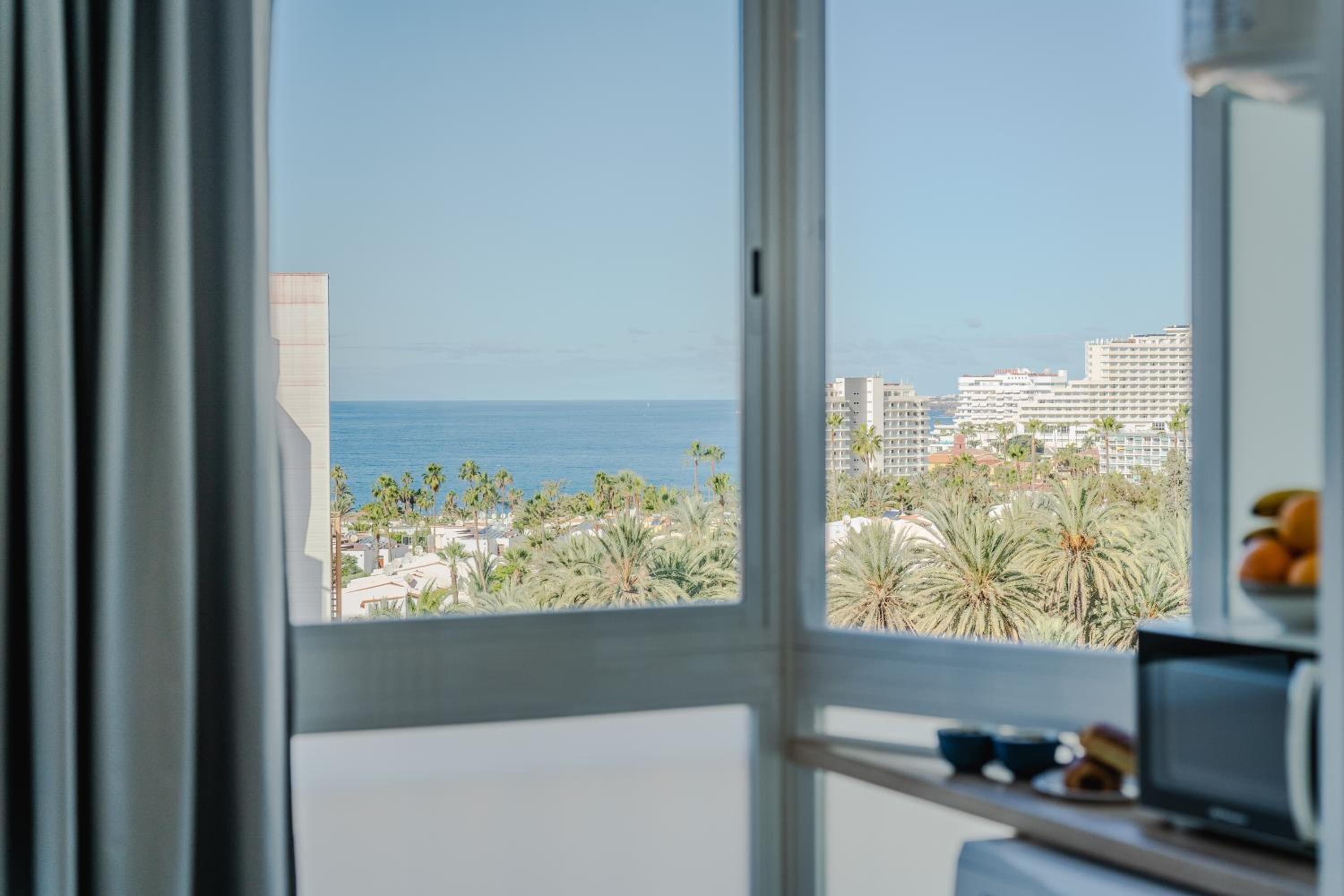 Central Las Americas apartment with ocean views