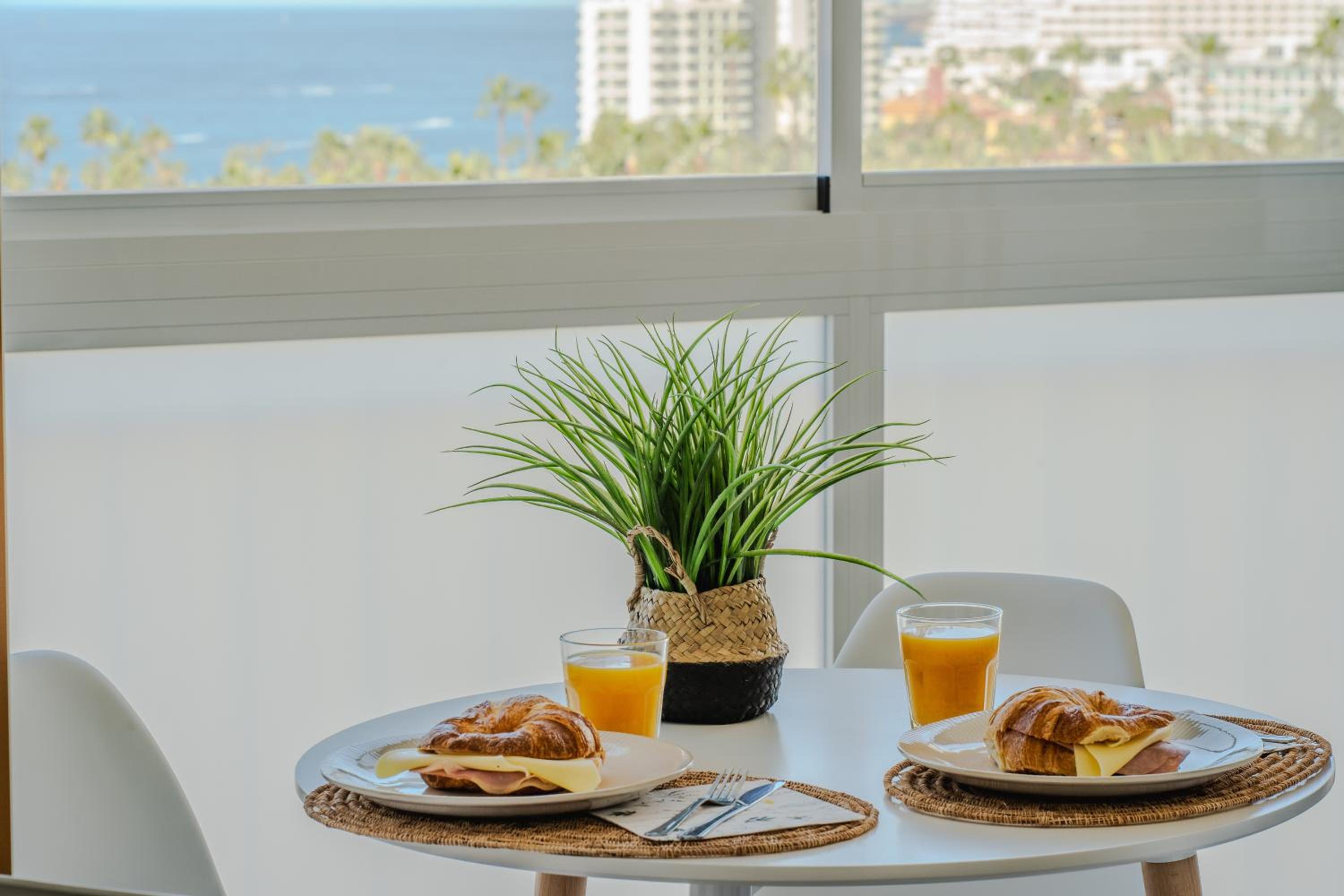 Central Las Americas apartment with ocean views