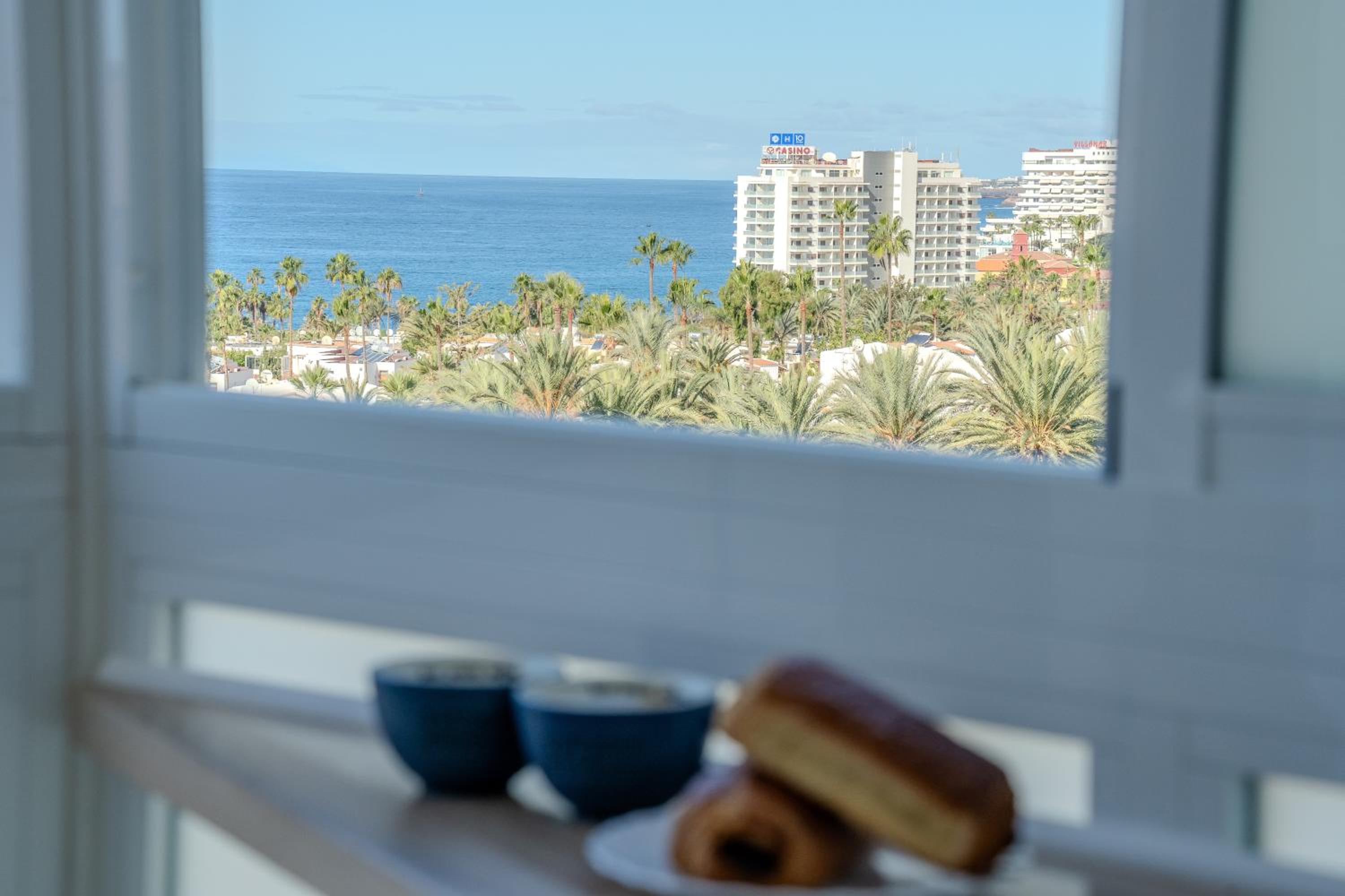 Central Las Americas apartment with ocean views