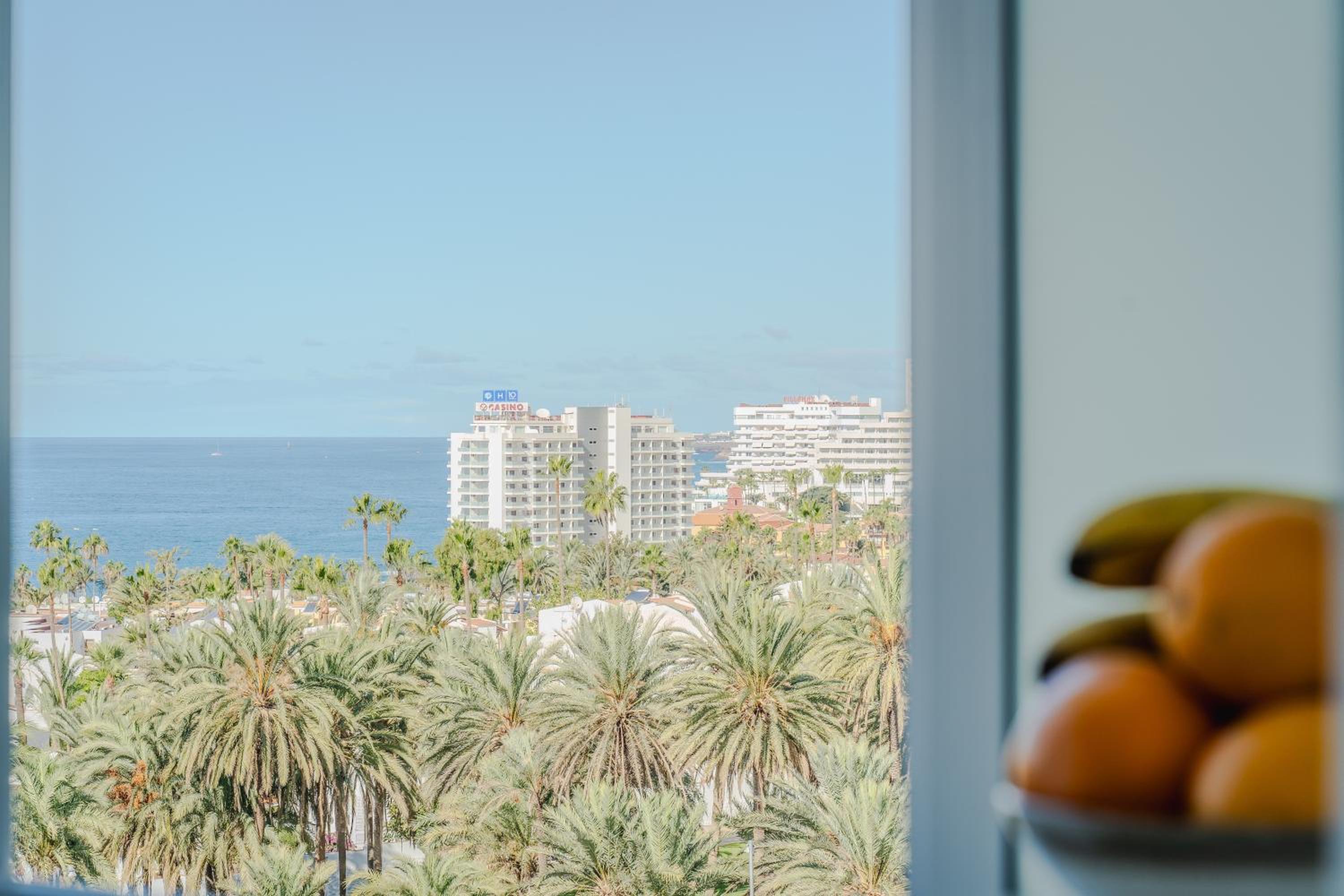 Central Las Americas apartment with ocean views