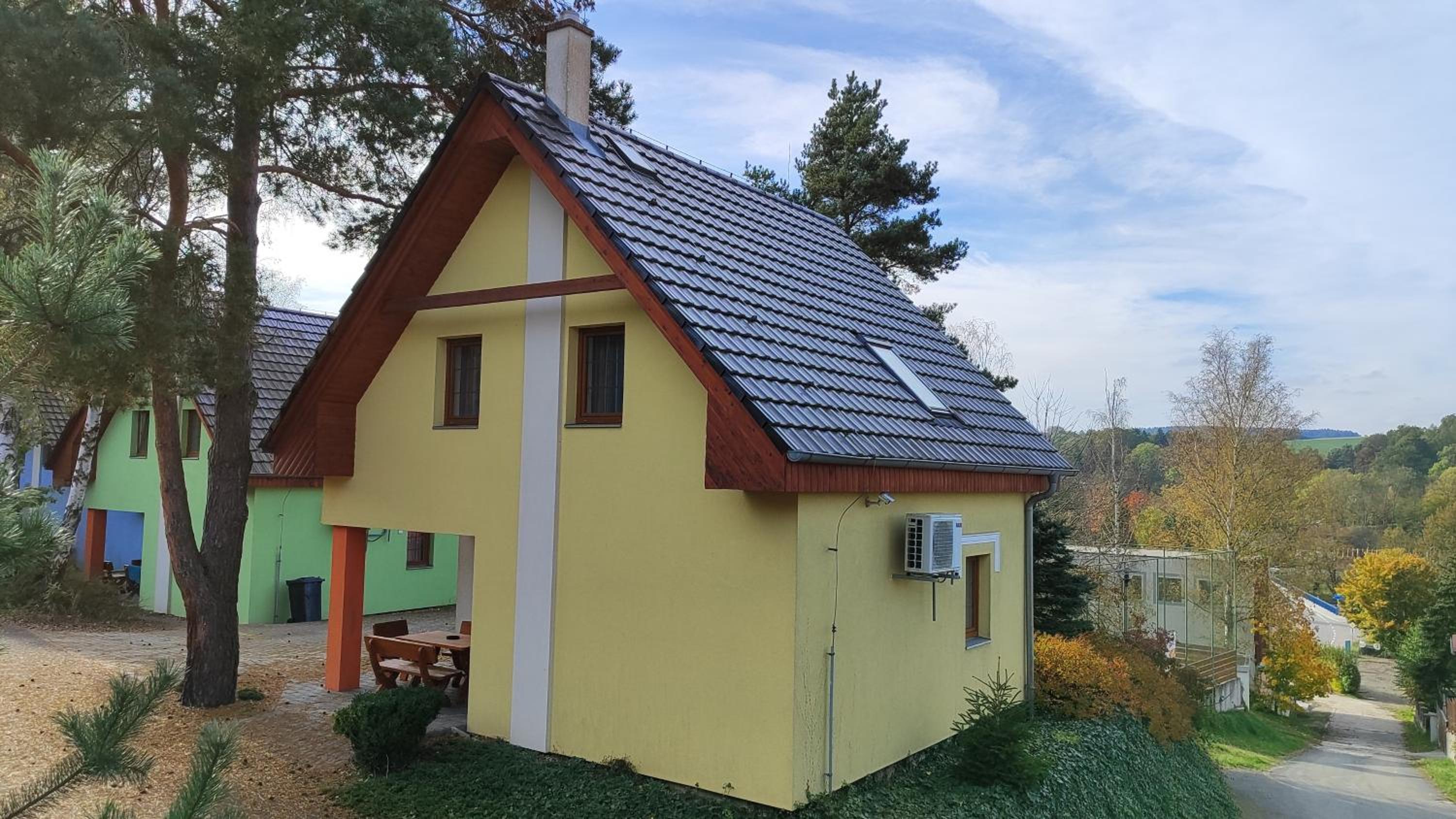 Resort Koloděje-žlutý dům