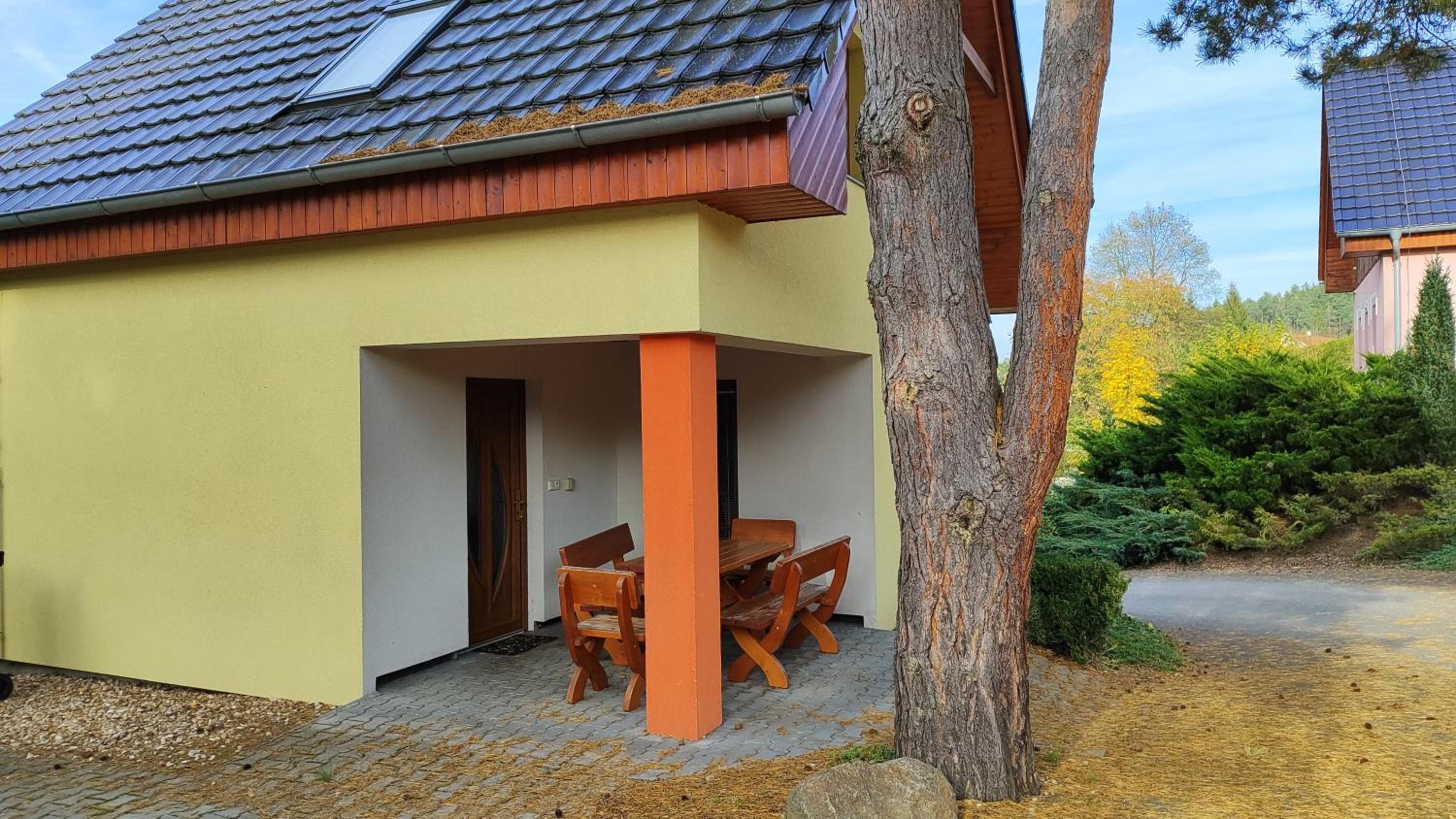 Resort Koloděje-žlutý dům