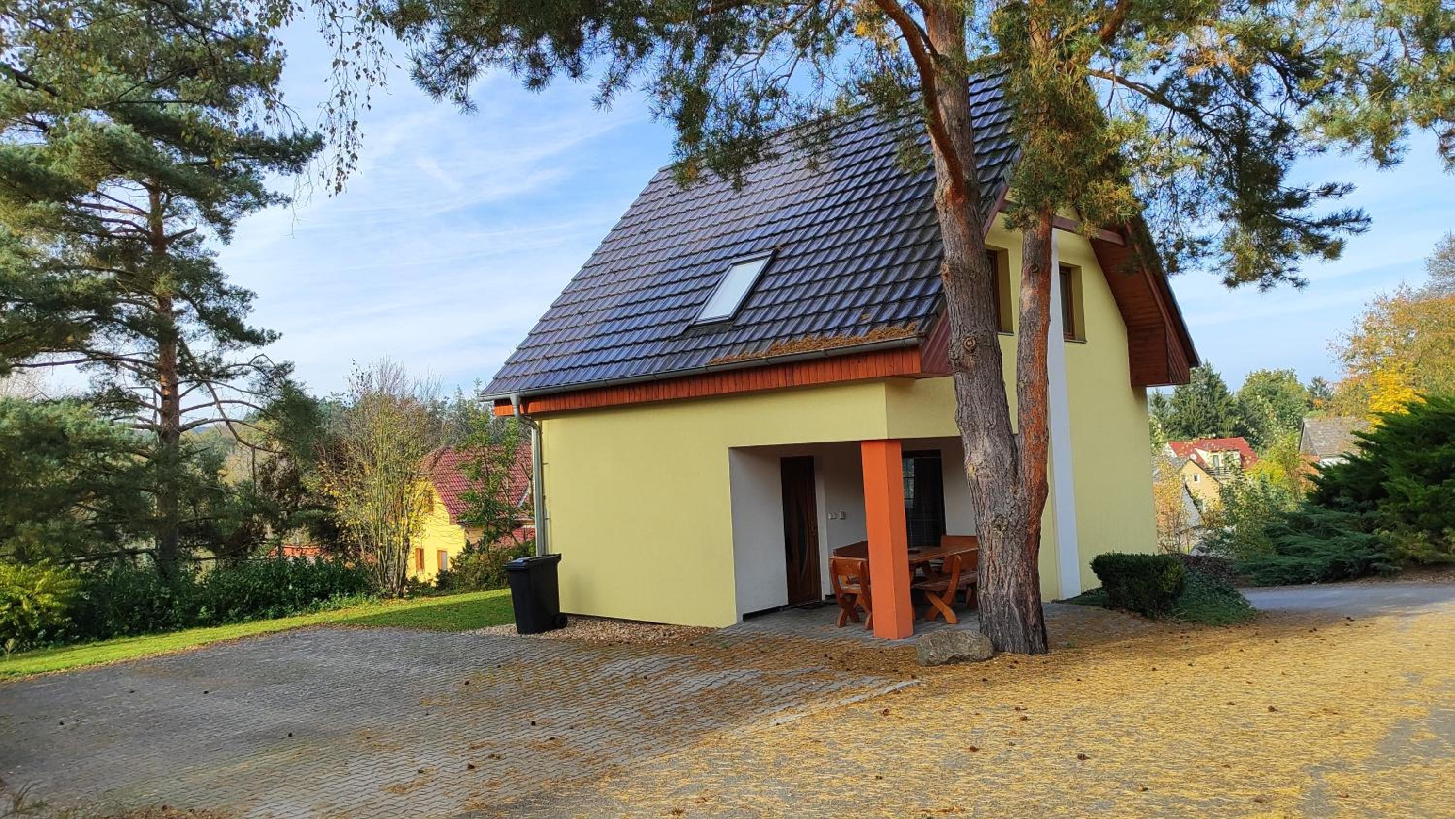 Resort Koloděje-žlutý dům