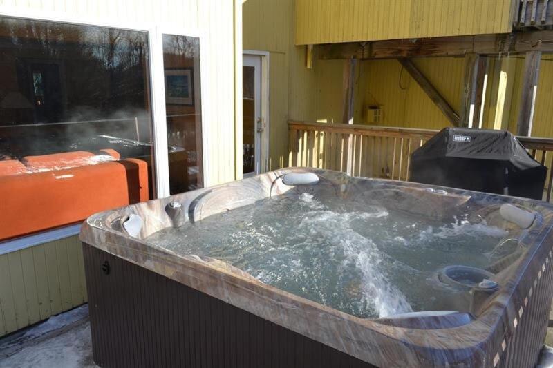 Trailside Village #1 - Slopeside 1BR with Hot Tub and Sauna, Ski In Ski Out, BBQ