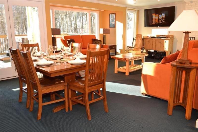 Trailside Village #1 - Slopeside 1BR with Hot Tub and Sauna, Ski In Ski Out, BBQ