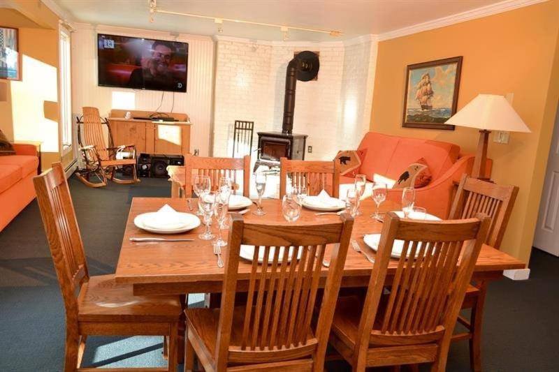 Trailside Village #1 - Slopeside 1BR with Hot Tub and Sauna, Ski In Ski Out, BBQ