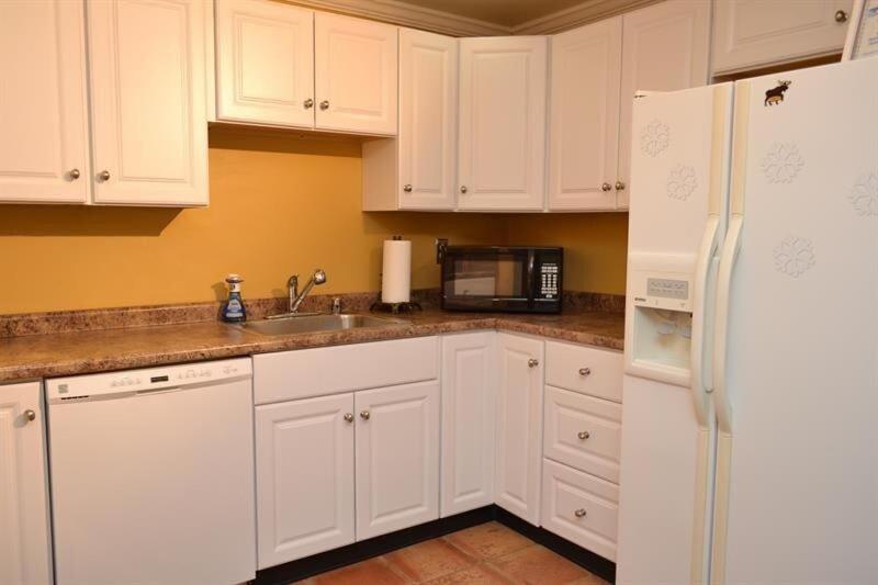Trailside Village #1 - Slopeside 1BR with Hot Tub and Sauna, Ski In Ski Out, BBQ