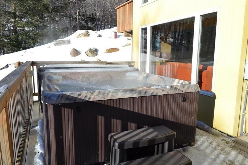 Trailside Village #1 - Slopeside 1BR with Hot Tub and Sauna, Ski In Ski Out, BBQ