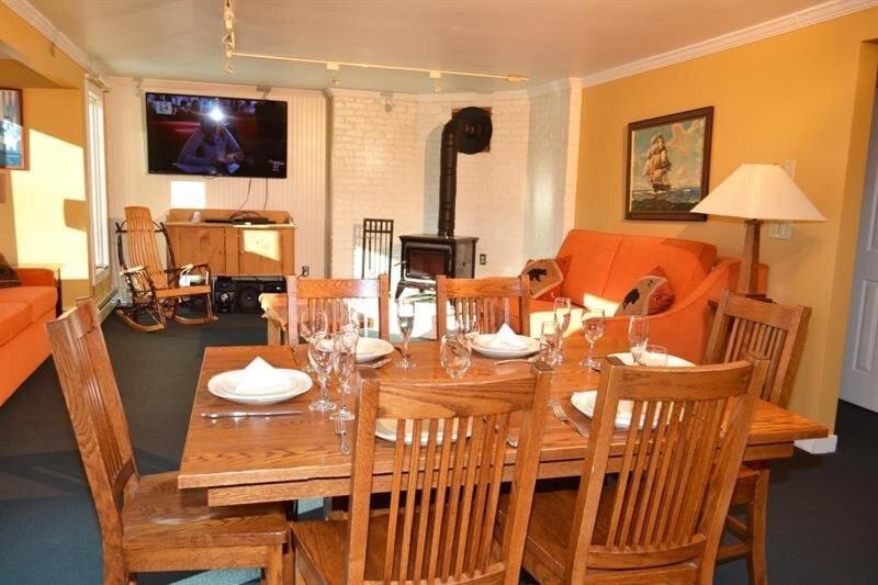 Trailside Village #1 - Slopeside 1BR with Hot Tub and Sauna, Ski In Ski Out, BBQ