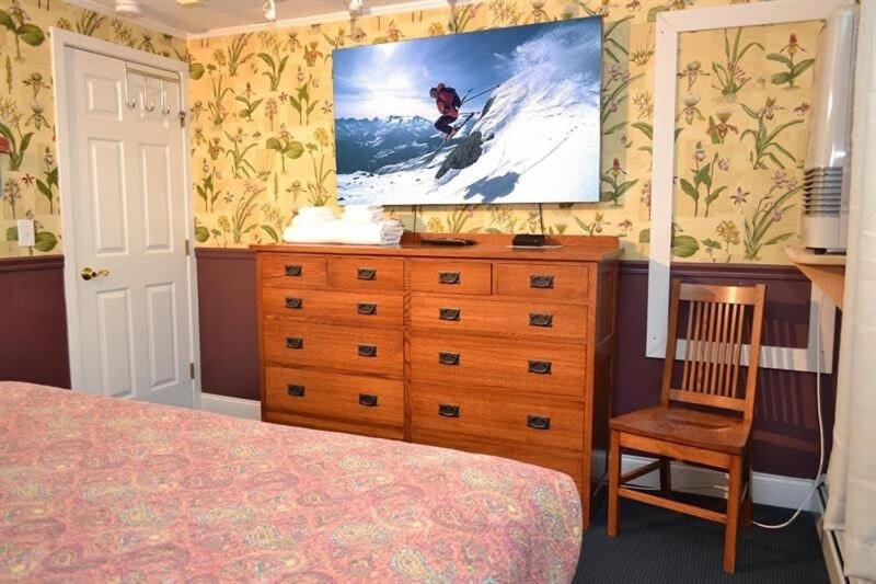 Trailside Village #1 - Slopeside 1BR with Hot Tub and Sauna, Ski In Ski Out, BBQ