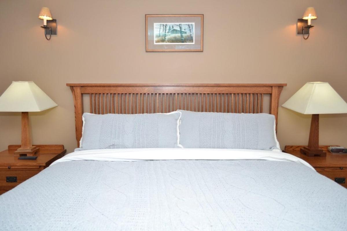 Trailside Village #4 - Slopeside 3BR with Hot Tub and Sauna, Ski In Ski Out on Great Eastern Trail