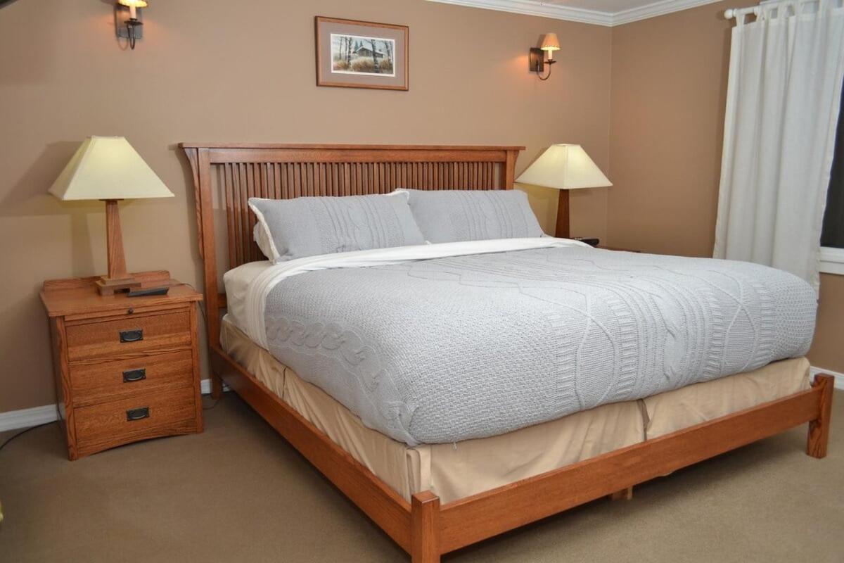 Trailside Village #4 - Slopeside 3BR with Hot Tub and Sauna, Ski In Ski Out on Great Eastern Trail