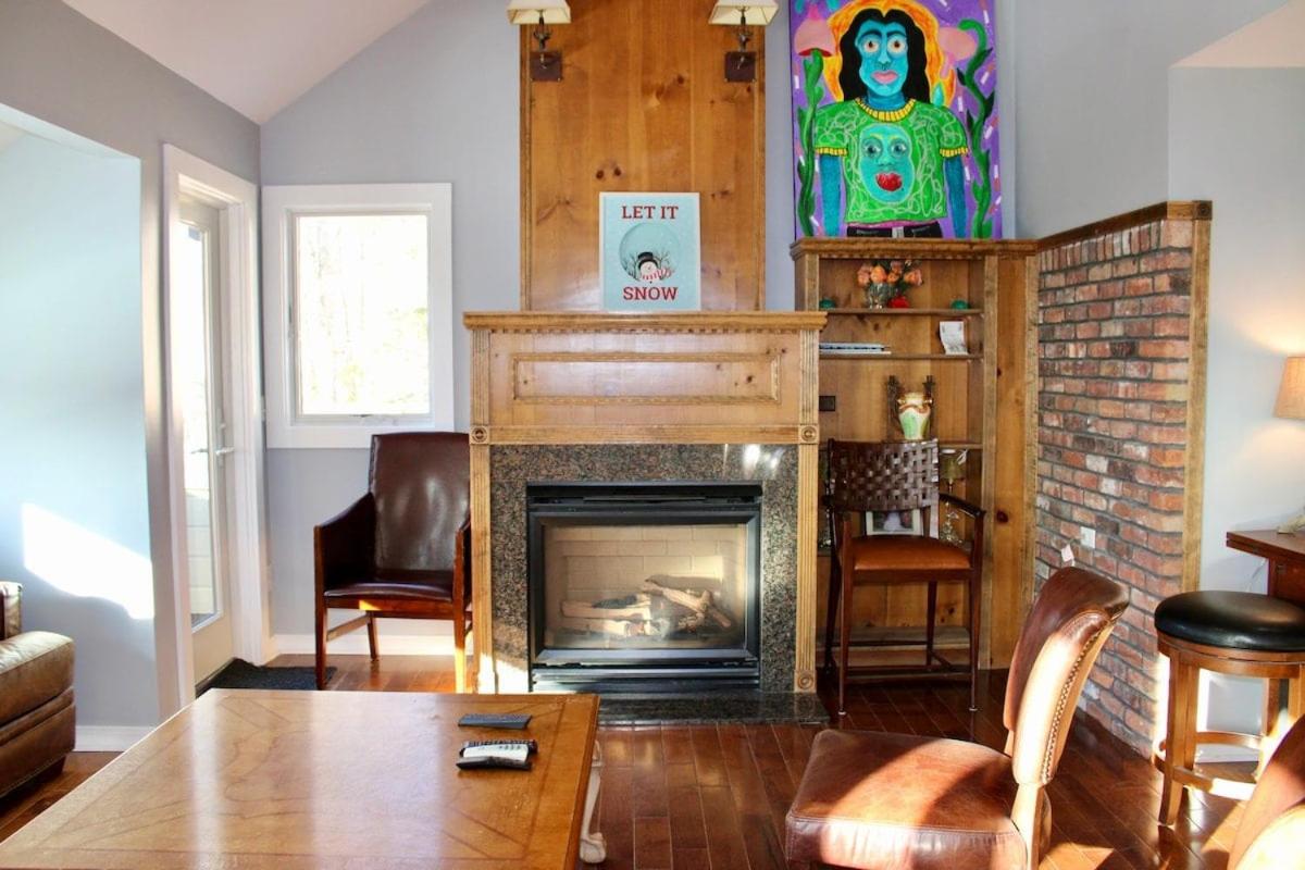 Trailside Village #4 - Slopeside 3BR with Hot Tub and Sauna, Ski In Ski Out on Great Eastern Trail