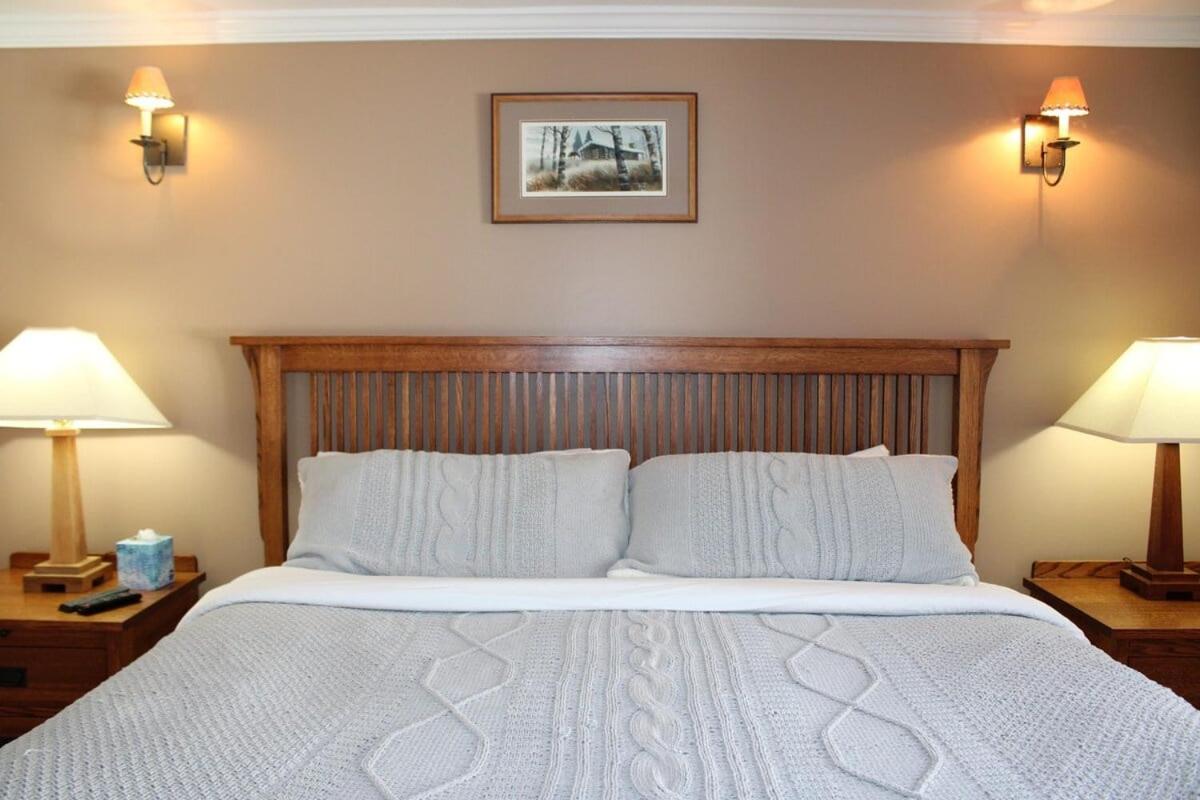 Trailside Village #4 - Slopeside 3BR with Hot Tub and Sauna, Ski In Ski Out on Great Eastern Trail