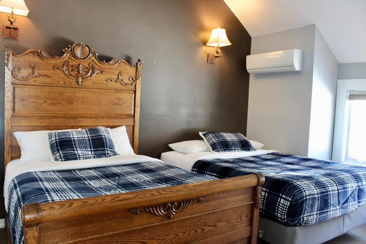 Trailside Village #4 - Slopeside 3BR with Hot Tub and Sauna, Ski In Ski Out on Great Eastern Trail