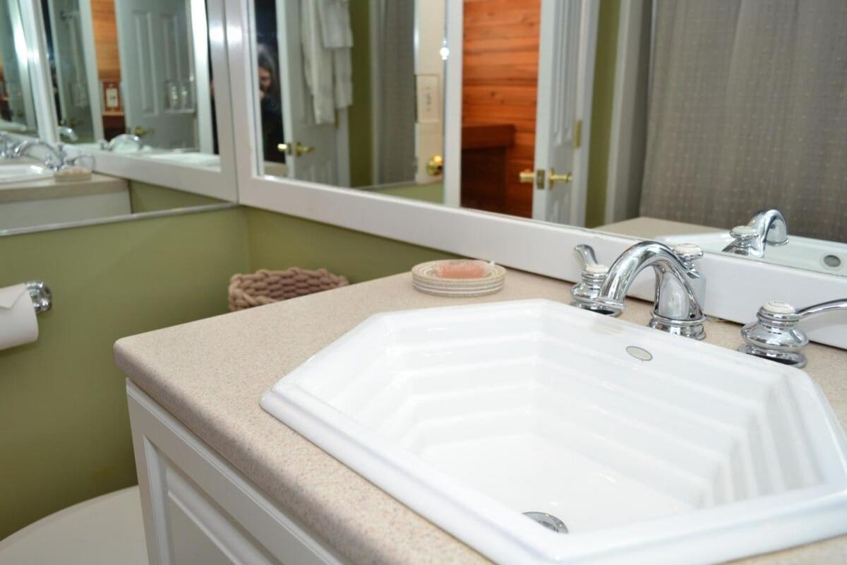 Trailside Village #4 - Slopeside 3BR with Hot Tub and Sauna, Ski In Ski Out on Great Eastern Trail