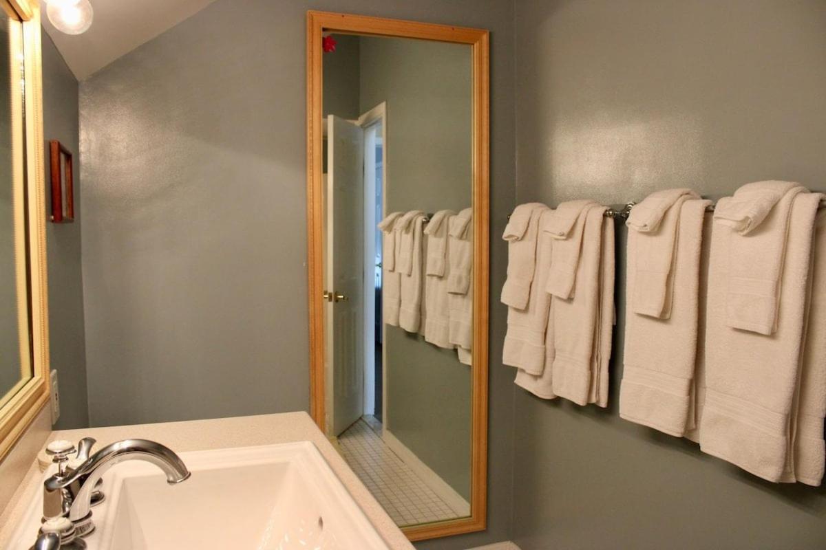 Trailside Village #4 - Slopeside 3BR with Hot Tub and Sauna, Ski In Ski Out on Great Eastern Trail
