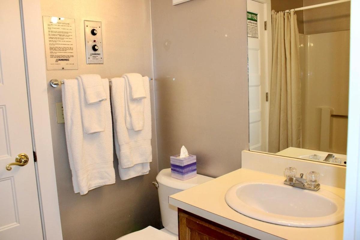 Trailside Village #5 - Slopeside 1BR with Hot Tub and Sauna, Ski In Ski Out on Great Eastern Trail