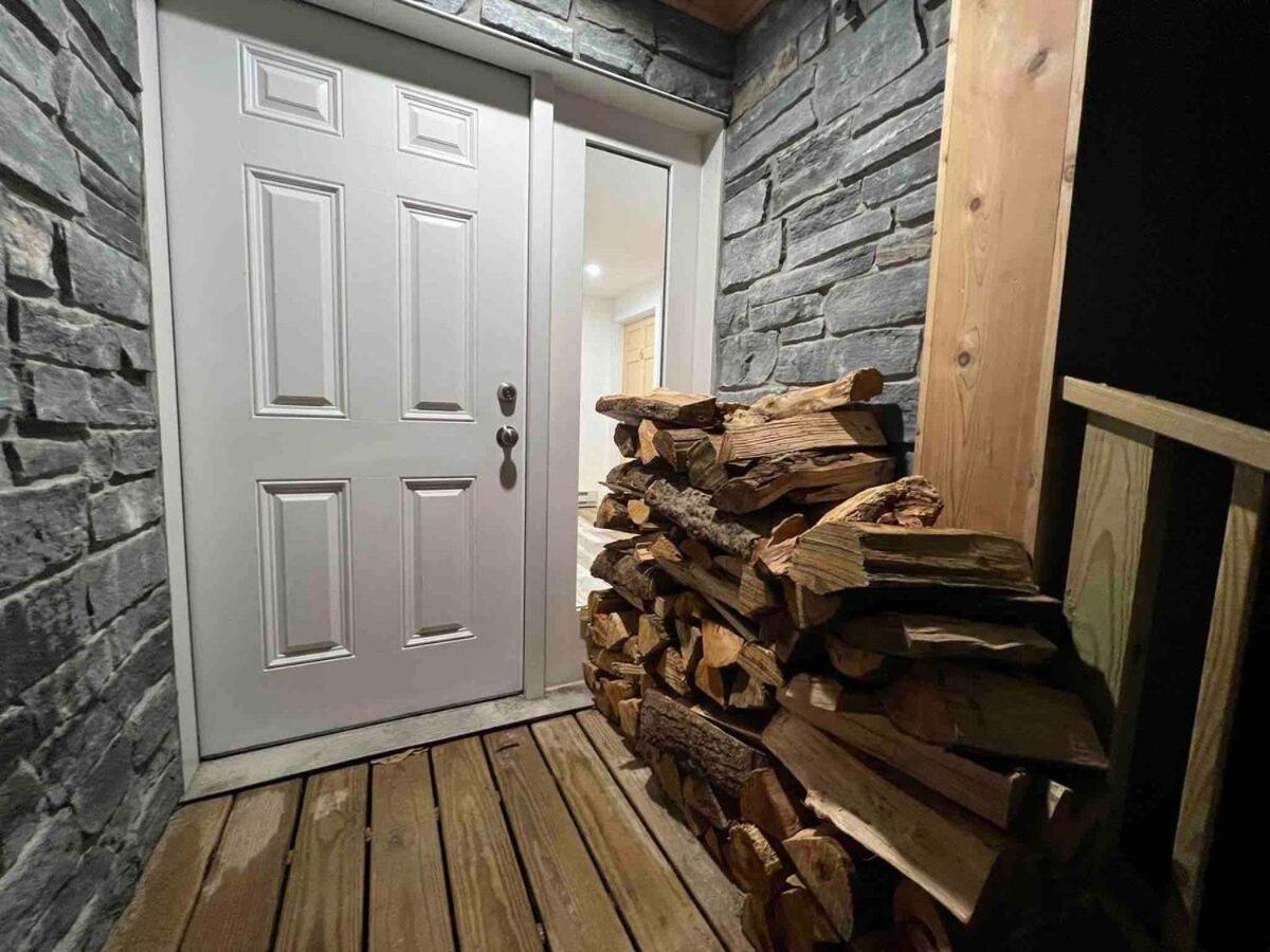 Trailside Village #5 - Slopeside 1BR with Hot Tub and Sauna, Ski In Ski Out on Great Eastern Trail
