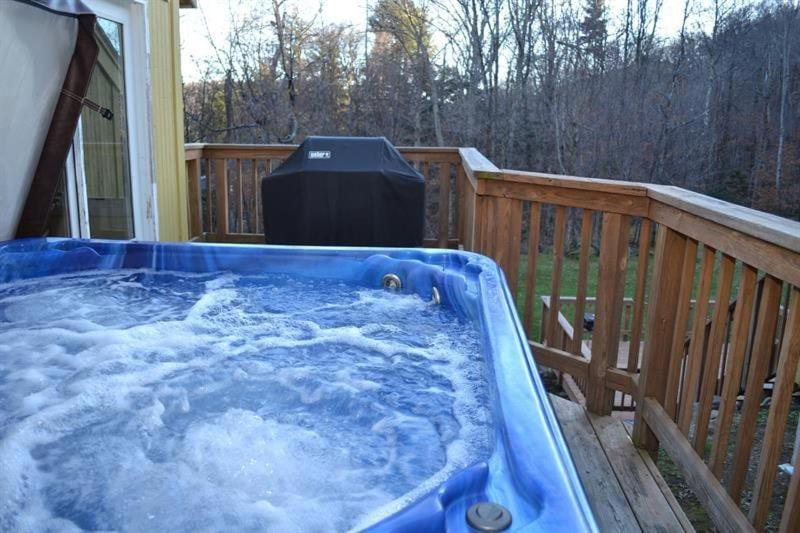 Trailside Village #6 - Slopeside 3BR 2BA, Hot Tub, Sauna, Ski In Ski Out on Great Eastern