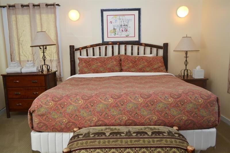 Trailside Village #6 - Slopeside 3BR 2BA, Hot Tub, Sauna, Ski In Ski Out on Great Eastern