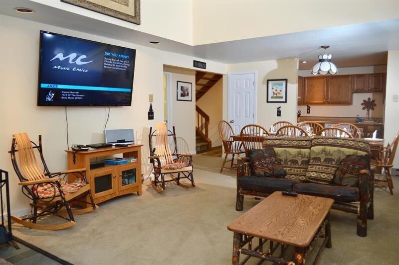 Trailside Village #6 - Slopeside 3BR 2BA, Hot Tub, Sauna, Ski In Ski Out on Great Eastern
