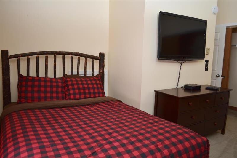 Trailside Village #6 - Slopeside 3BR 2BA, Hot Tub, Sauna, Ski In Ski Out on Great Eastern