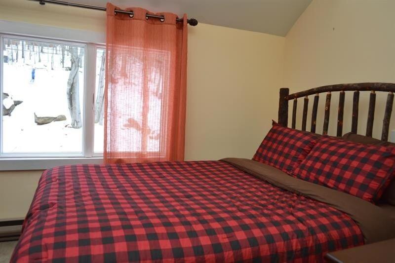 Trailside Village #6 - Slopeside 3BR 2BA, Hot Tub, Sauna, Ski In Ski Out on Great Eastern