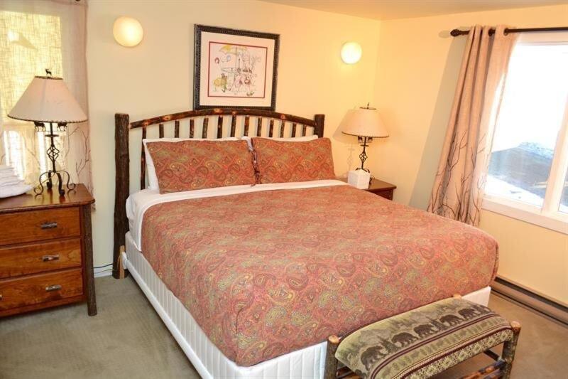 Trailside Village #6 - Slopeside 3BR 2BA, Hot Tub, Sauna, Ski In Ski Out on Great Eastern