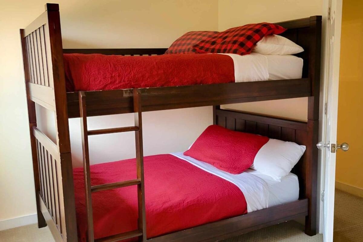 Trailside Village #6 - Slopeside 3BR 2BA, Hot Tub, Sauna, Ski In Ski Out on Great Eastern